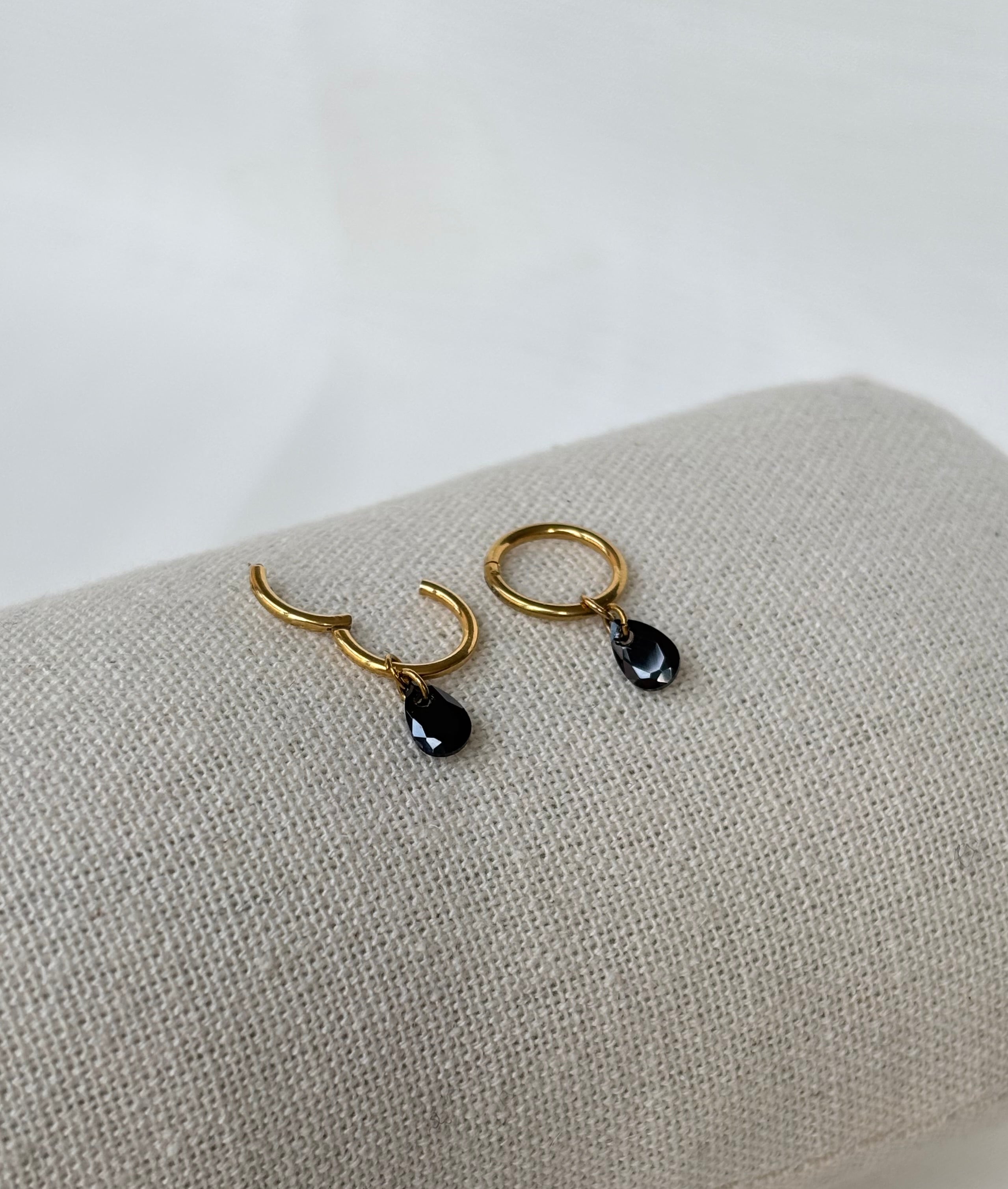 Boucles d'oreilles en titane avec des zircons – 8 mm