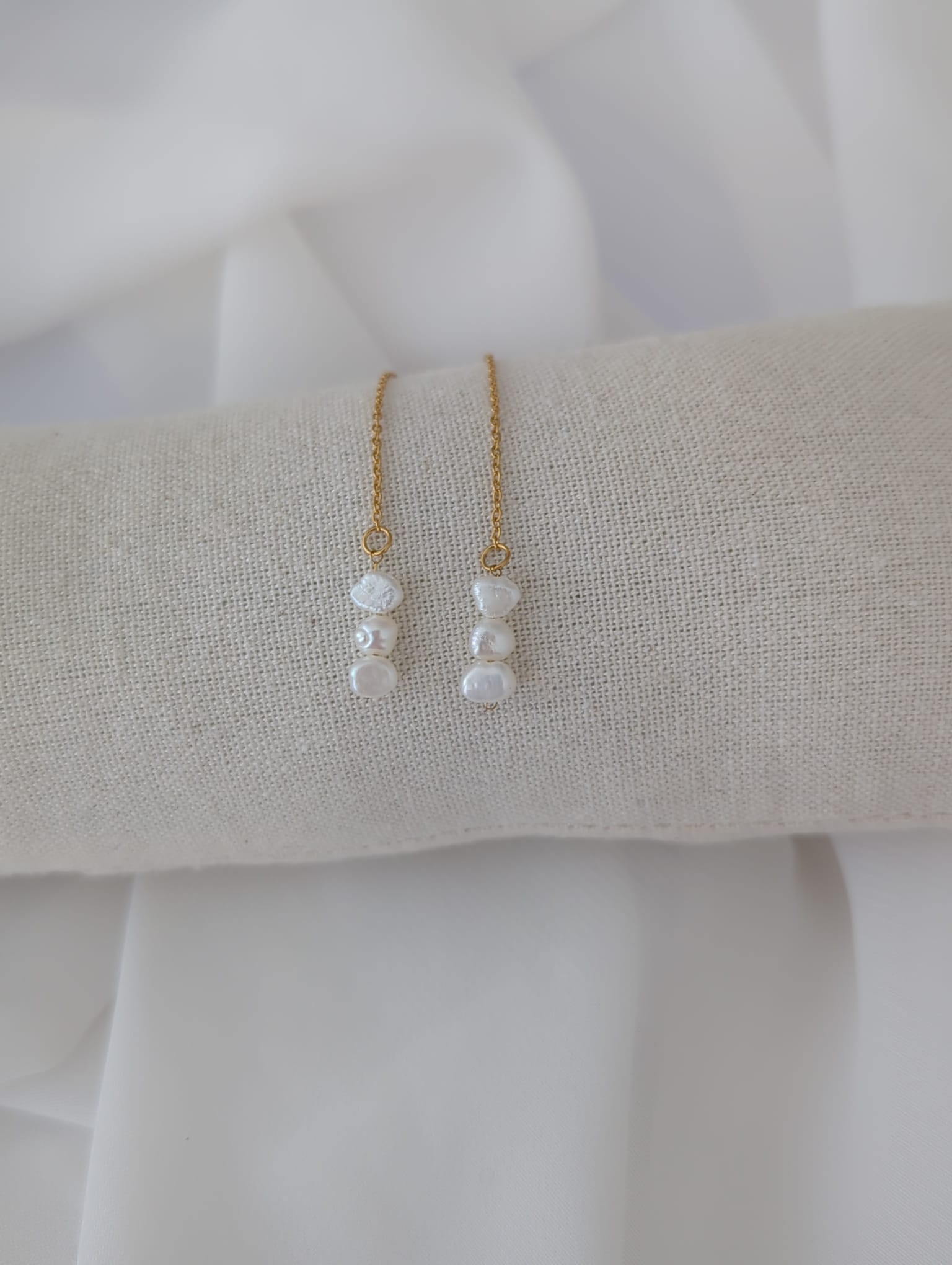 Boucles d'oreilles dorées longues en acier inoxydable avec des perles d'eau douce de 5 mm