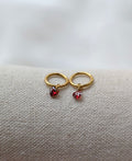 Boucles d'oreilles en titane avec des zircons rouges en forme de cœur – 8 mm