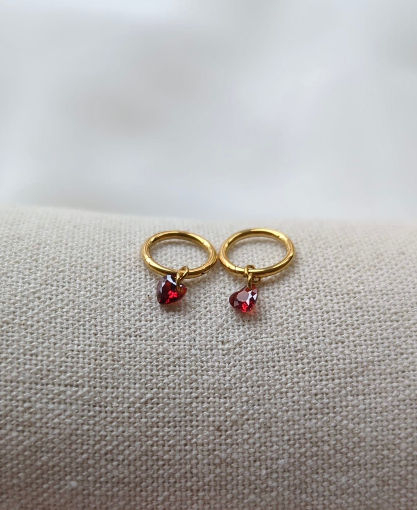 Boucles d'oreilles en titane avec des zircons rouges en forme de cœur – 8 mm