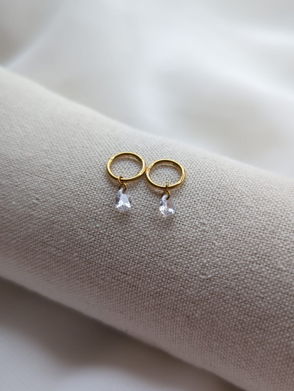 Boucles d'oreilles en titane avec des zircons – 8 mm
