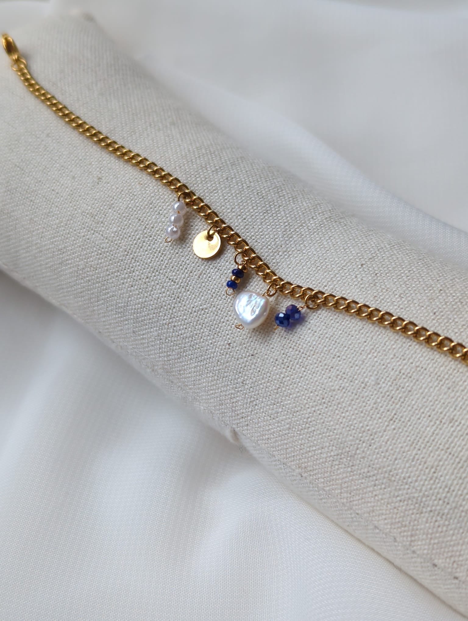 Bracelet doré en acier inoxydable avec breloques bleues et perle d'eau douce