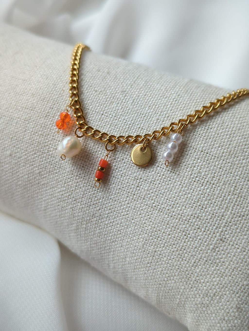 Bracelet doré en acier inoxydable avec breloques orange et perle d'eau douce