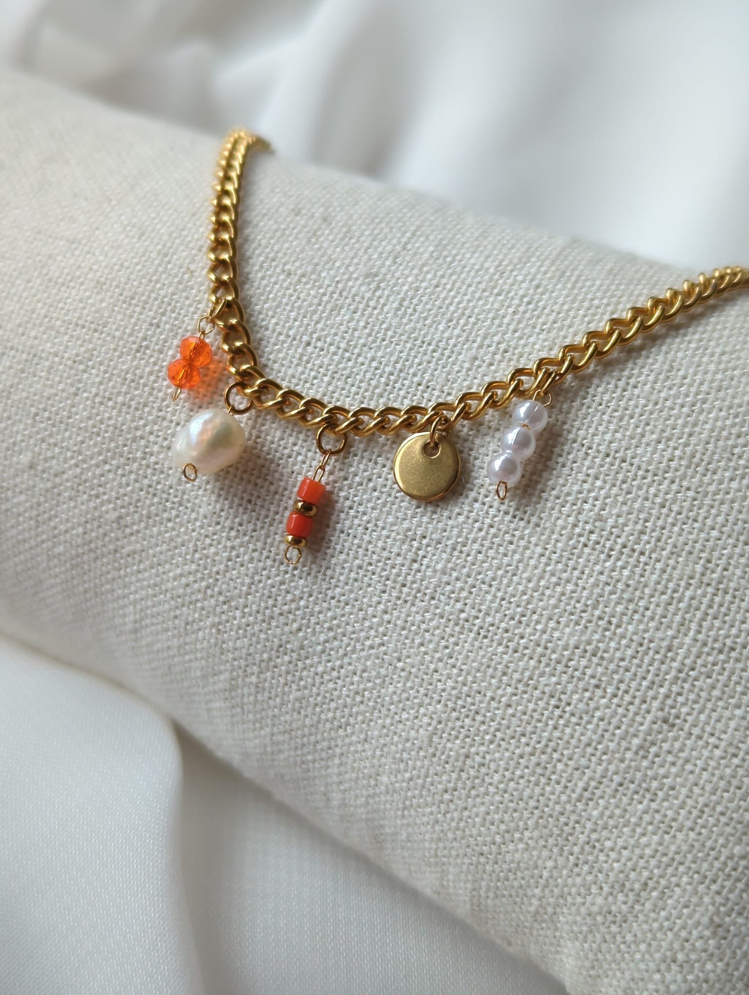 Bracelet doré en acier inoxydable avec breloques orange et perle d'eau douce