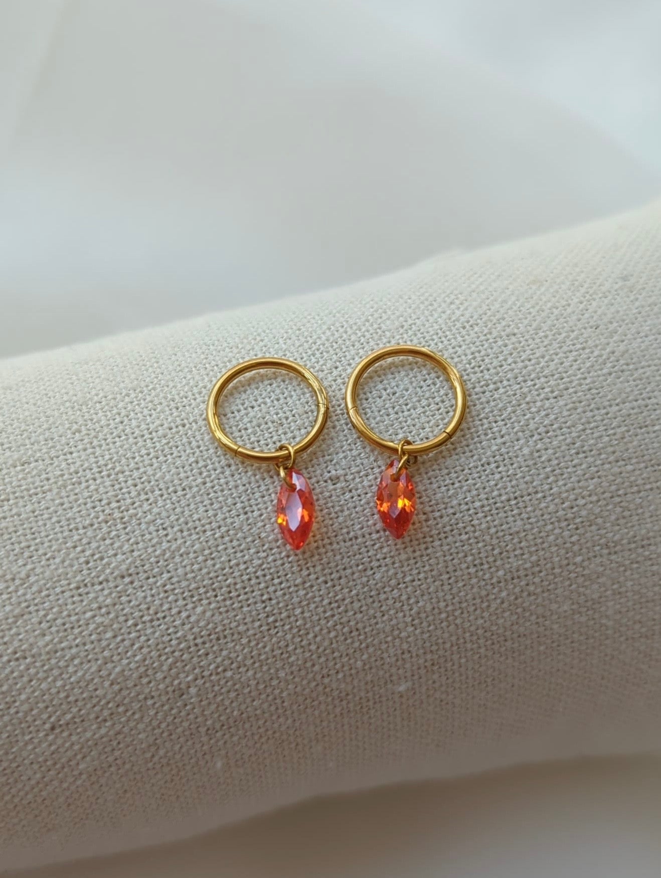 Boucles d'oreilles en titane avec des zircons oranges taille Marquise – 10mm