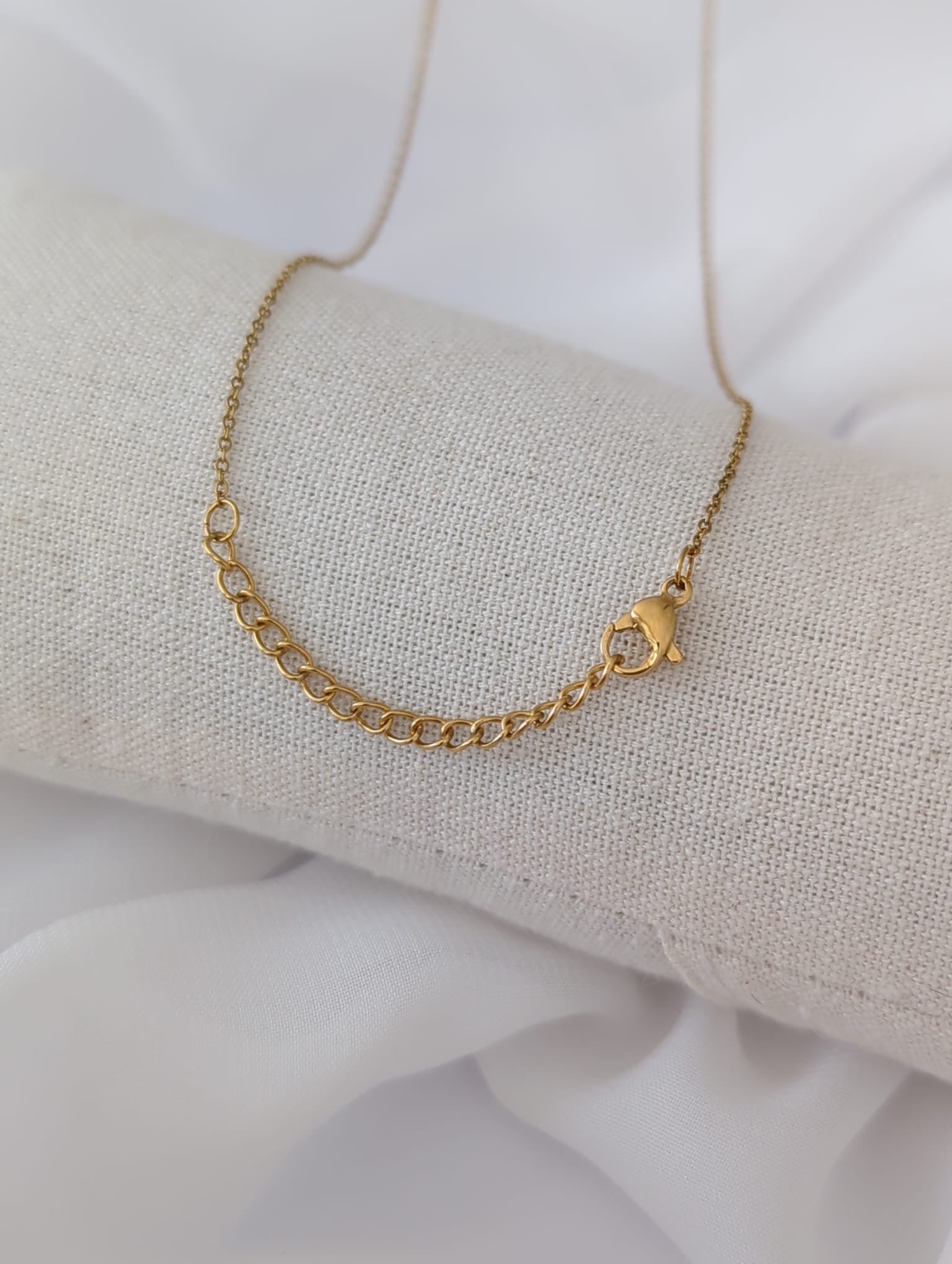 Collier doré en acier inoxydable avec pendentif zircon bleu