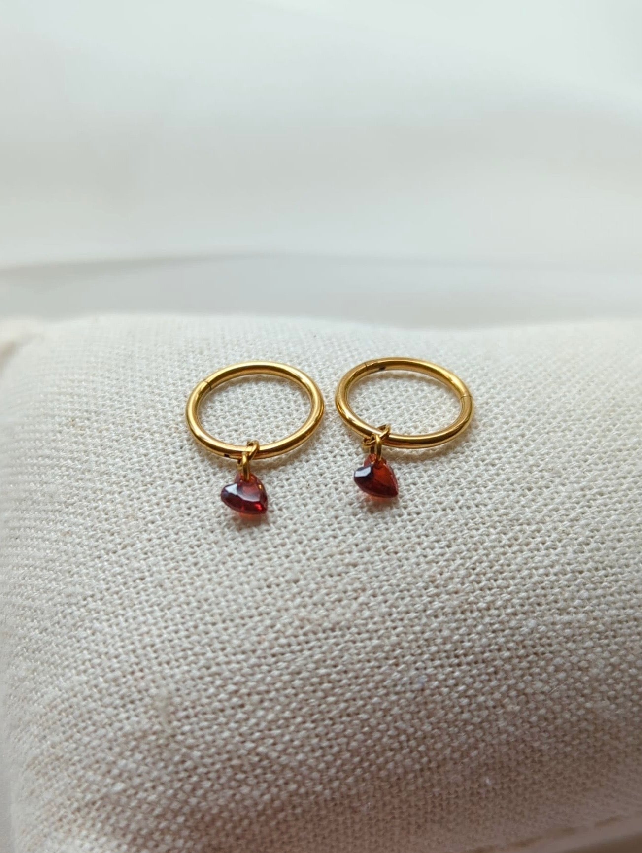 Boucles d'oreilles en titane avec des zircons rouges en forme de cœur – 10mm