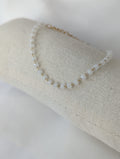 Bracelet doré en acier inoxydable avec des perles de pierres blanches