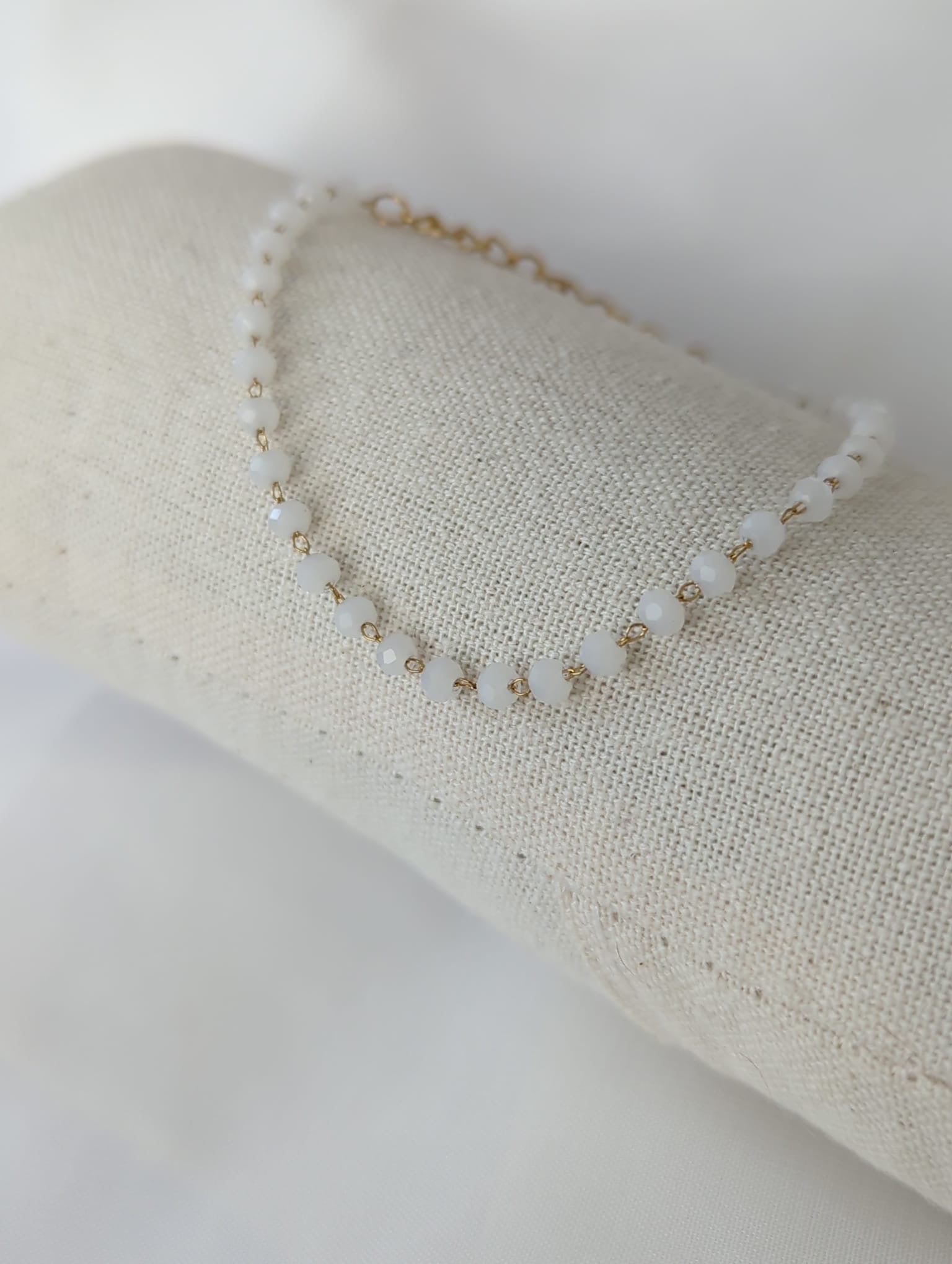 Bracelet doré en acier inoxydable avec des perles de pierres blanches