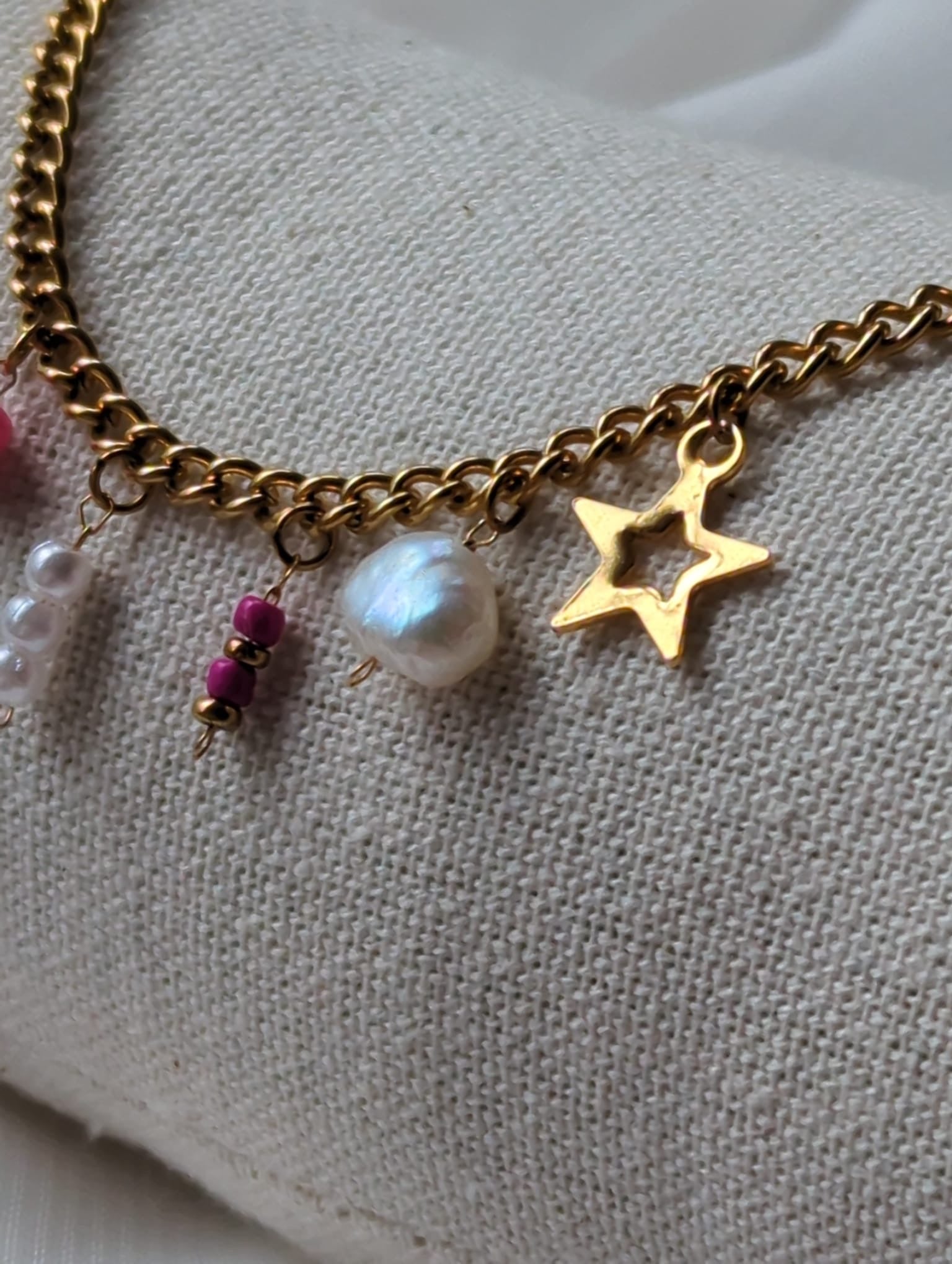Bracelet doré en acier inoxydable avec breloques rose fuchsia et perle d'eau douce