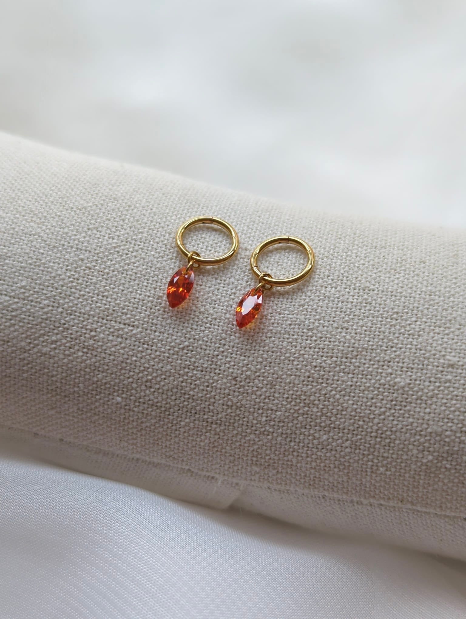 Boucles d'oreilles en titane avec des zircons oranges taille Marquise – 8 mm