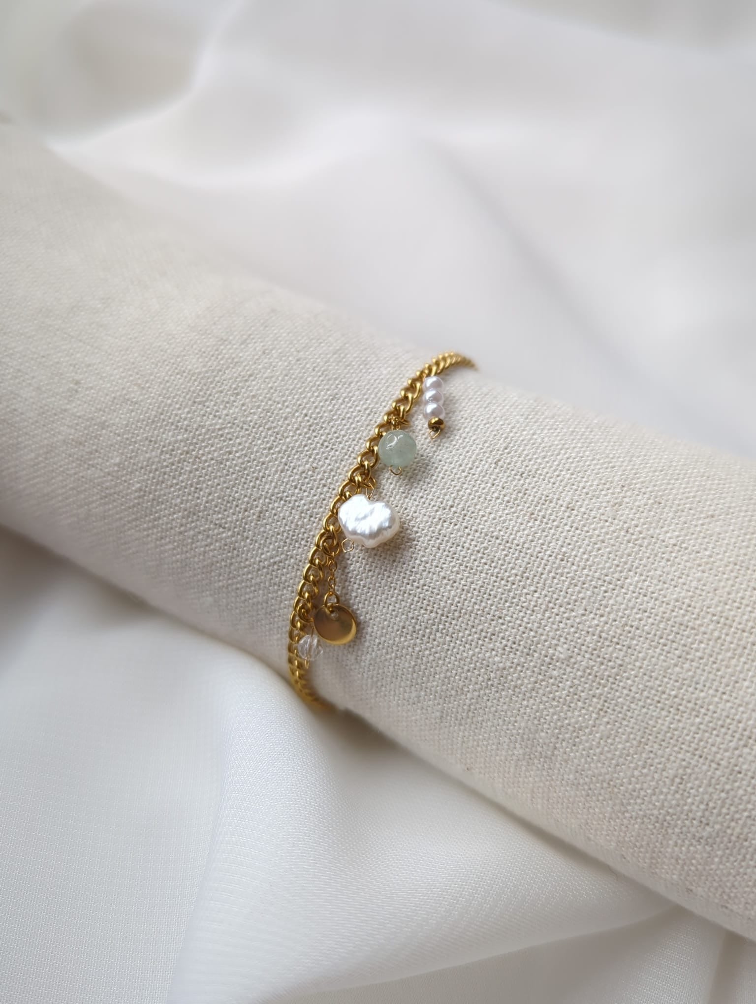 Bracelet doré en acier inoxydable avec breloques et perle d'eau douce