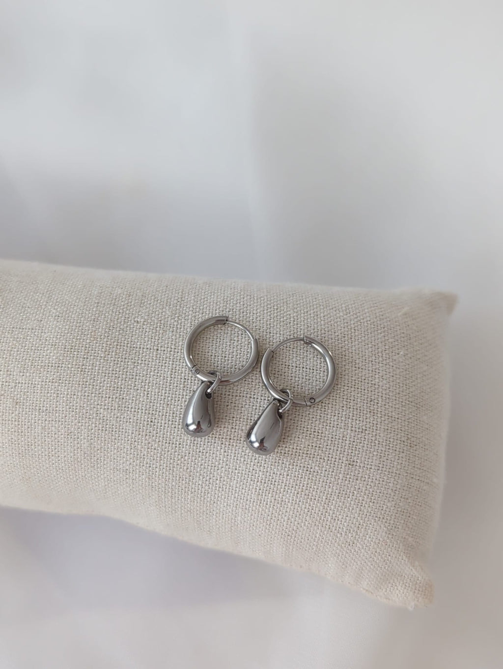 Boucles d'oreilles argentées en acier inoxydable avec breloques en forme de gouttes