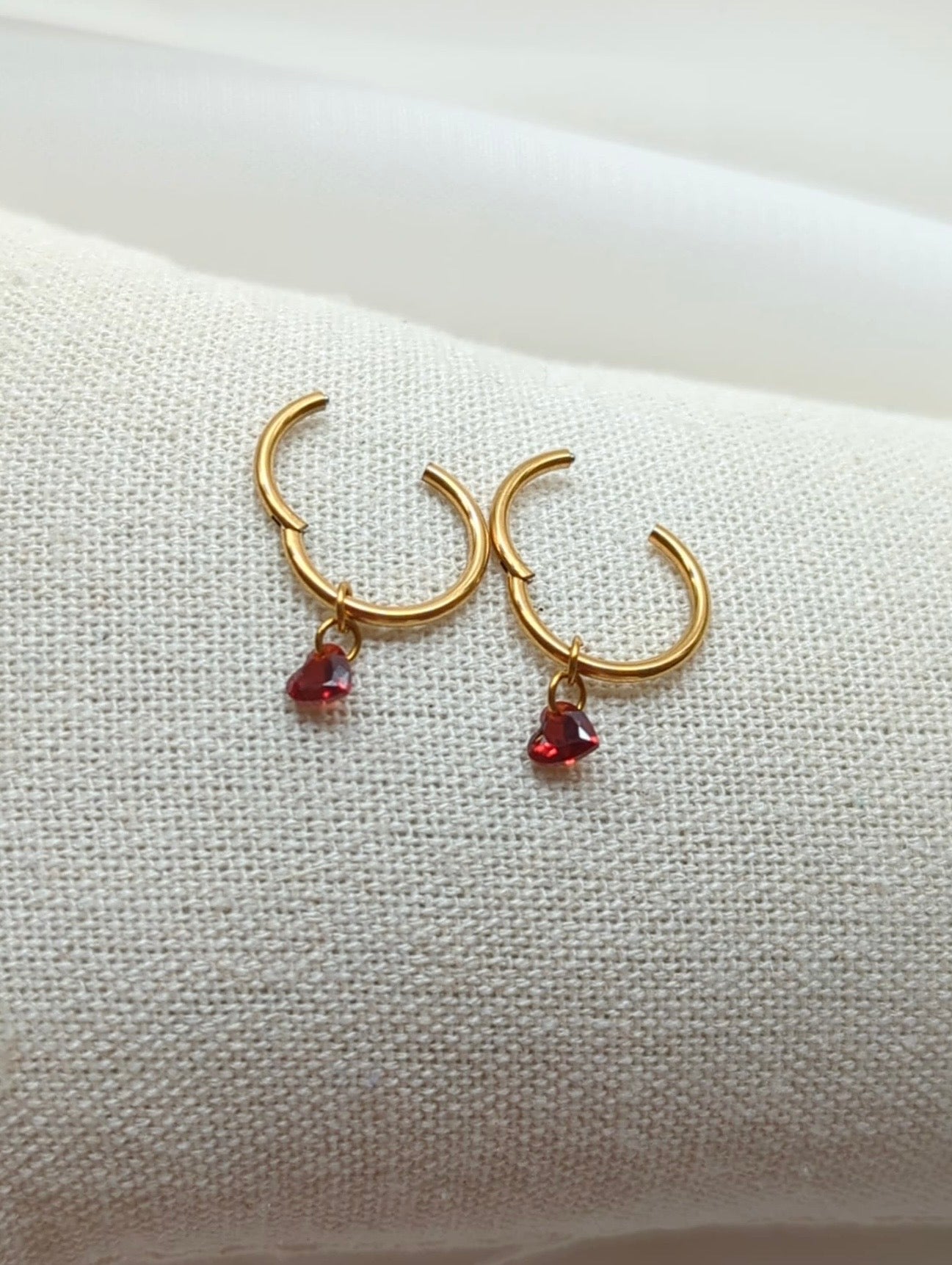 Boucles d'oreilles en titane avec des zircons rouges en forme de cœur – 10mm