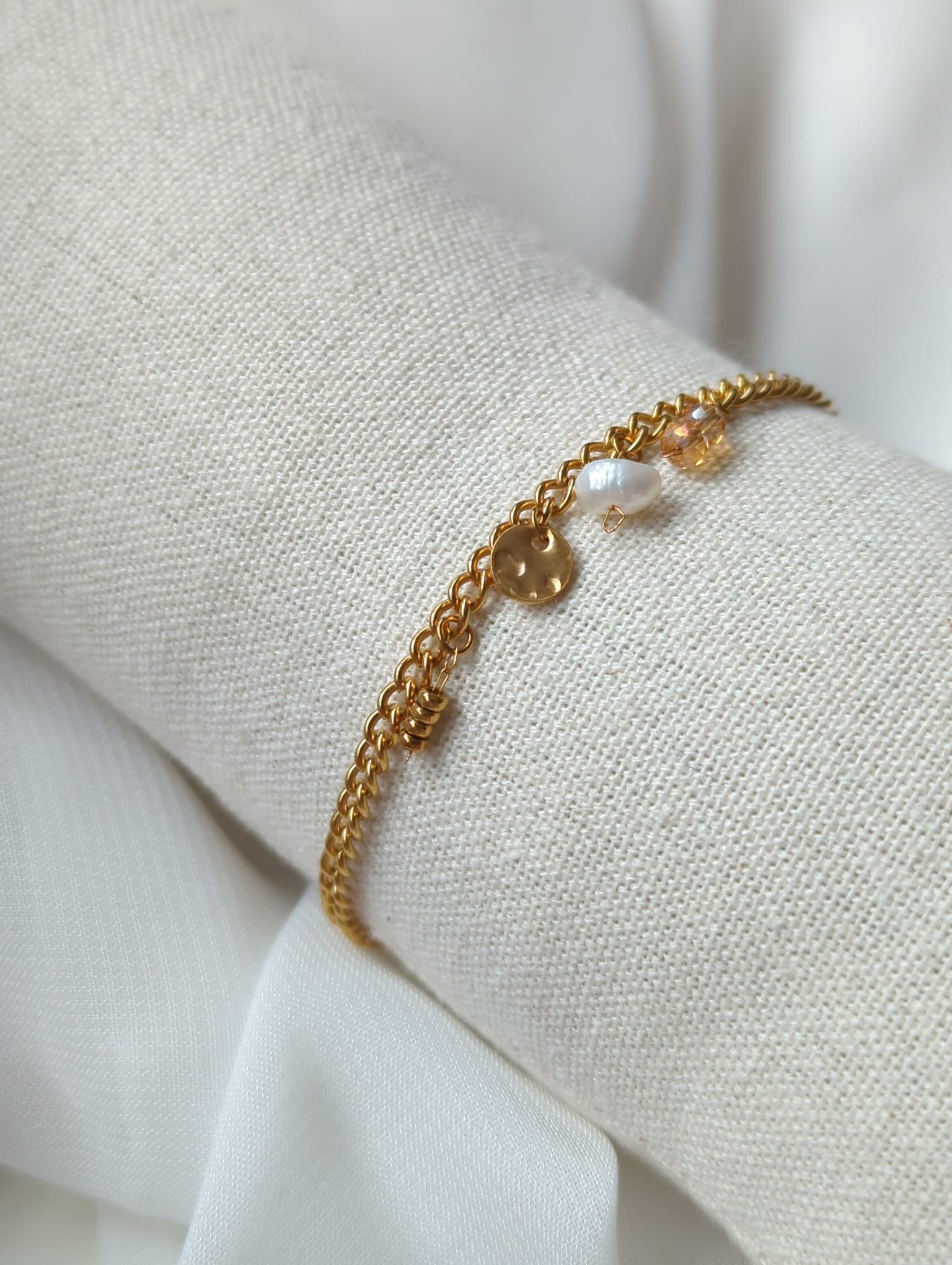 Bracelet doré en acier inoxydable avec breloques dorées et perle d'eau douce