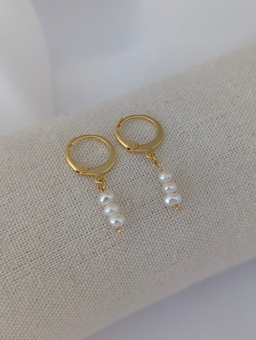 Boucles d'oreilles en acier inoxydable avec des petites perles d'eau douce