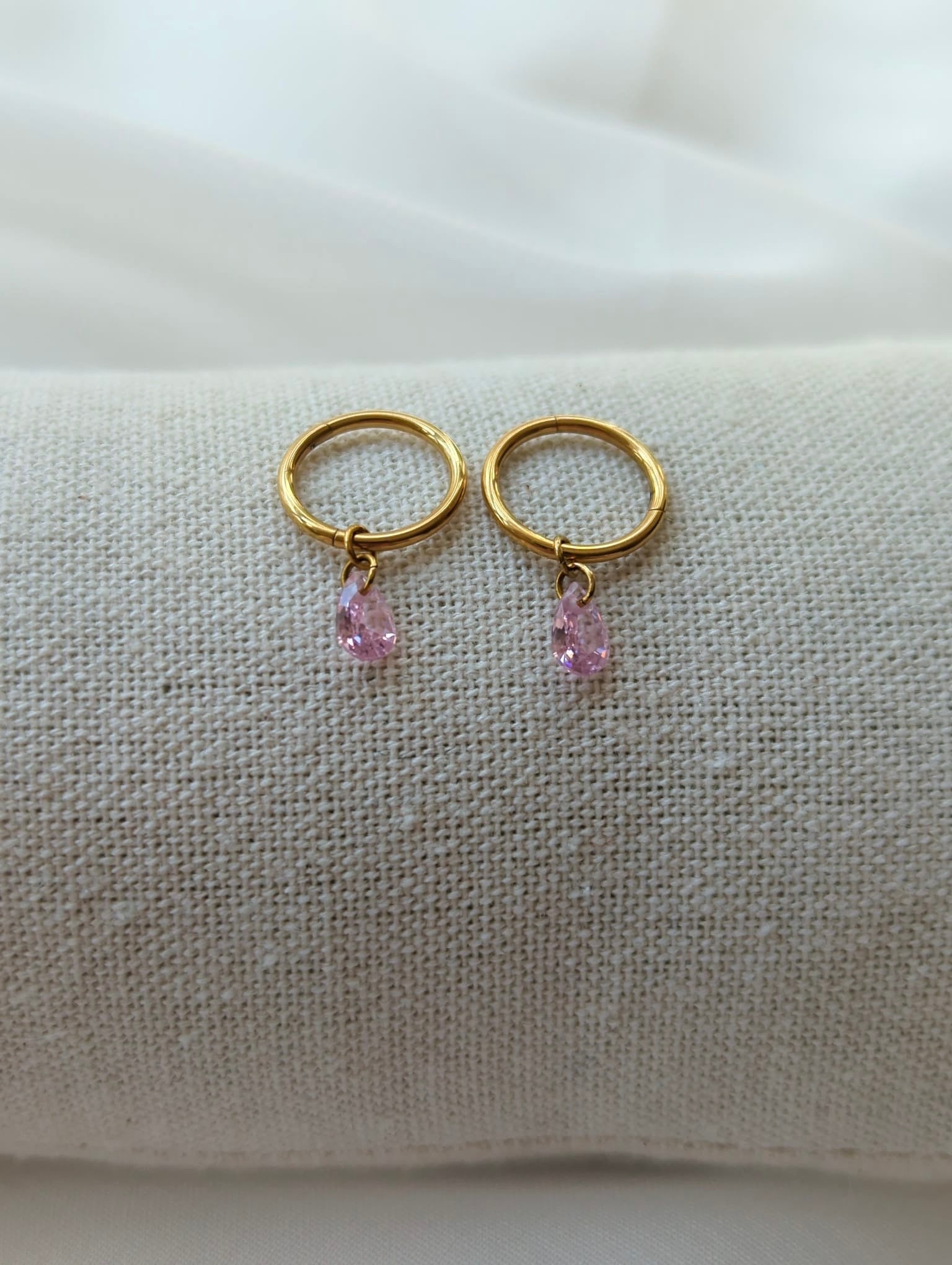 Boucles d'oreilles en titane avec des zircons – 10 mm
