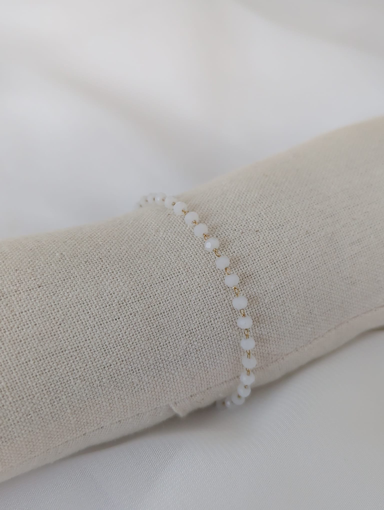 Bracelet doré en acier inoxydable avec des perles de pierres blanches