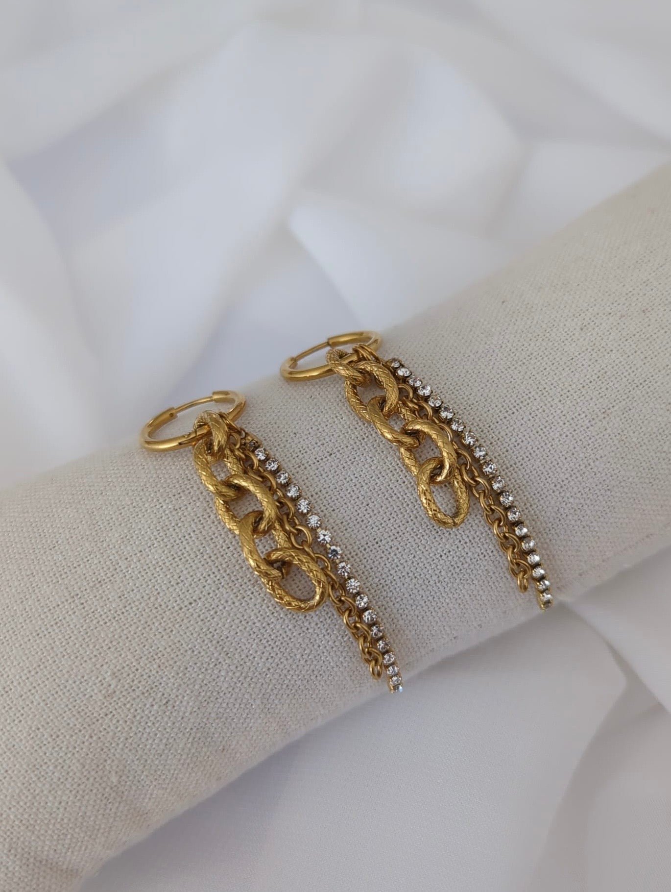 Boucles d'oreilles dorées en acier inoxydable avec des chaînes dorées en acier et une chaîne strass en acier