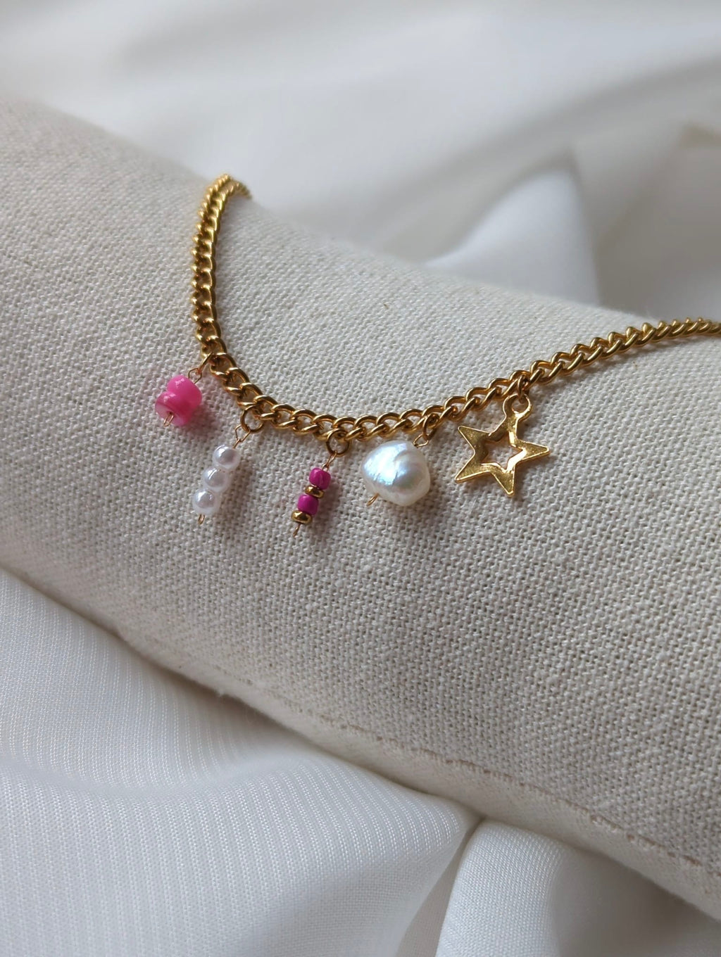 Bracelet doré en acier inoxydable avec breloques rose fuchsia et perle d'eau douce