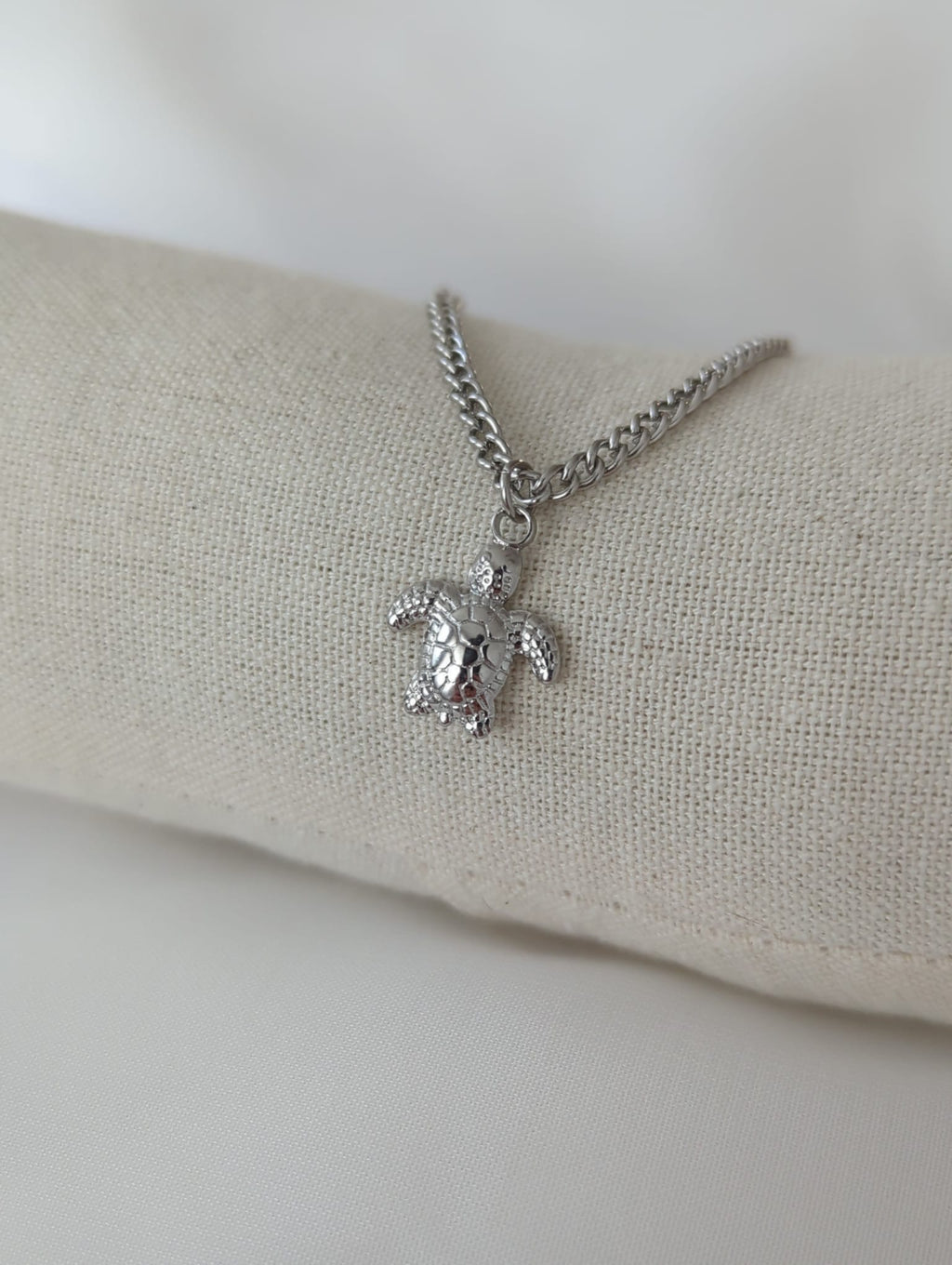 Bracelet argenté en acier inoxydable avec breloque tortue