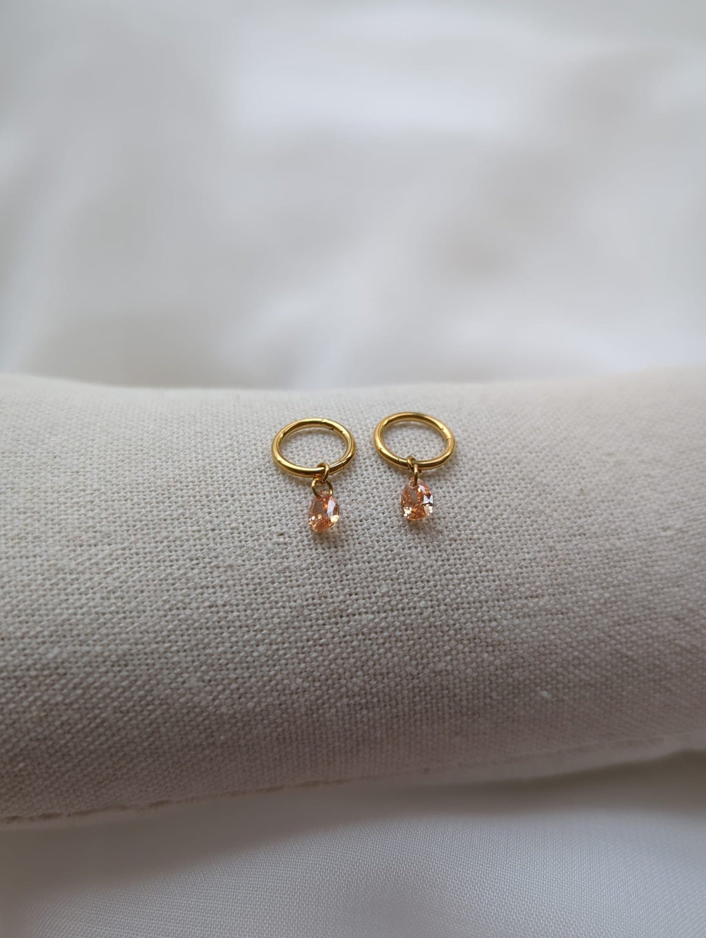 Boucles d'oreilles en titane avec des zircons – 8 mm
