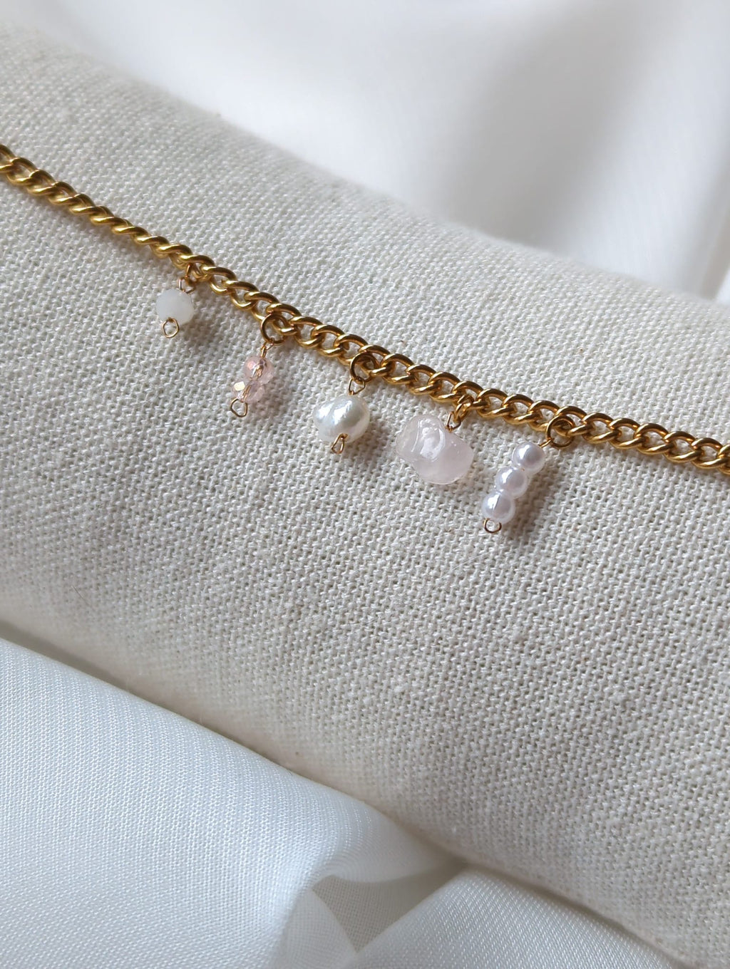 Bracelet doré en acier inoxydable avec perle d'eau douce et une pierre de quartz rose