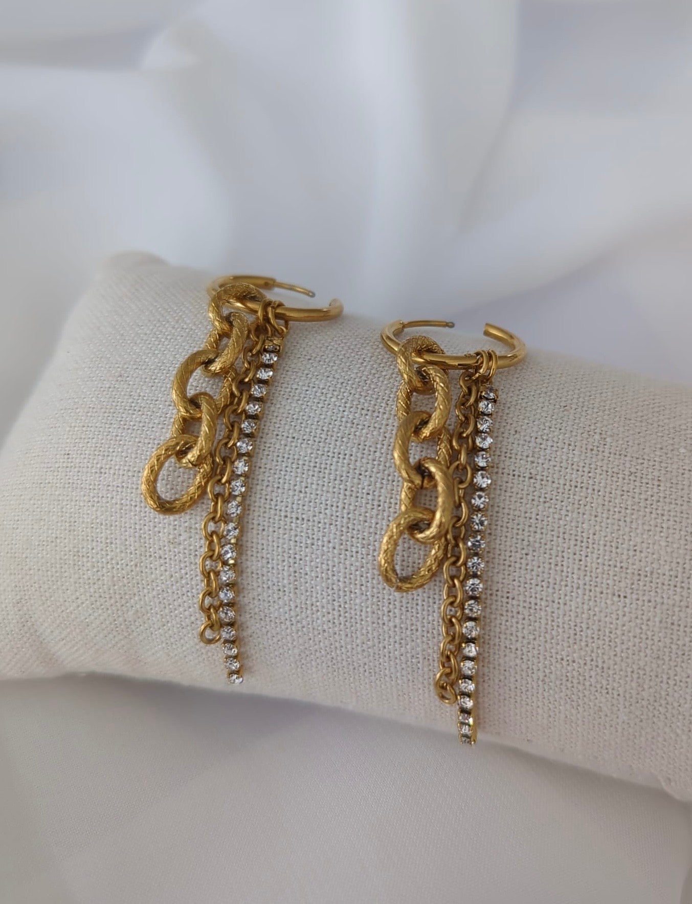 Boucles d'oreilles dorées en acier inoxydable avec des chaînes dorées en acier et une chaîne strass en acier