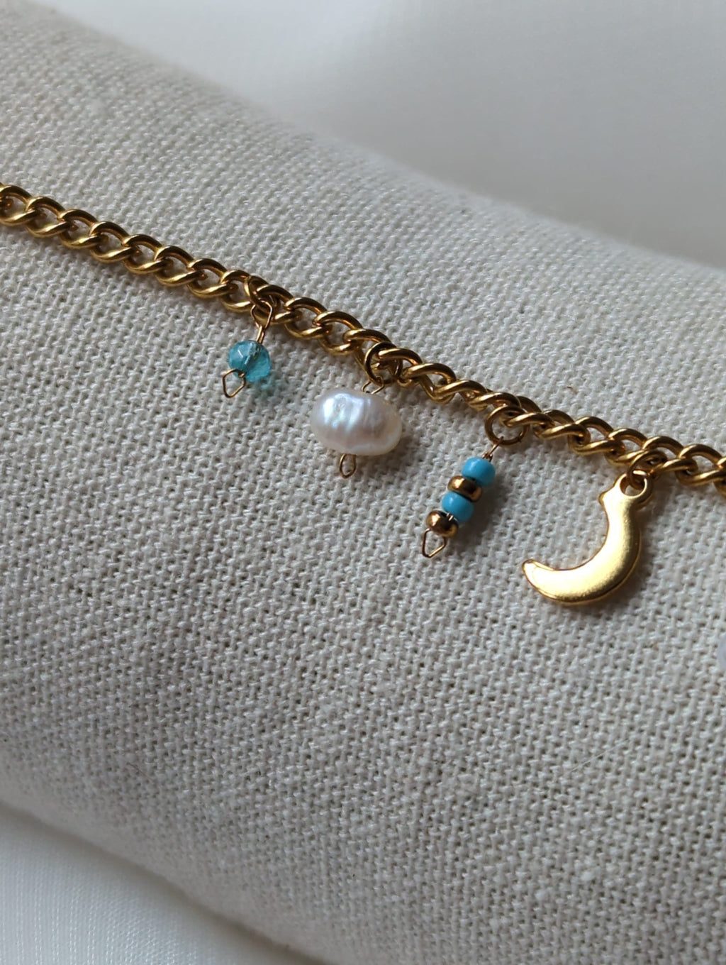 Bracelet doré en acier inoxydable avec breloques bleues clair et perle d’eau douce