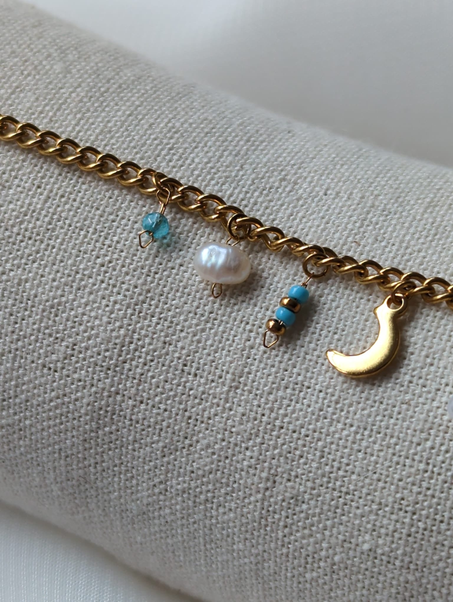 Bracelet doré en acier inoxydable avec breloques bleues clair et perle d’eau douce