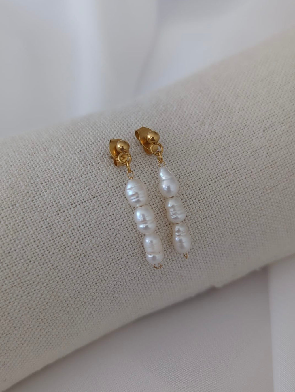 Boucles d’oreilles dorées en acier inoxydable avec des perles d’eau douce