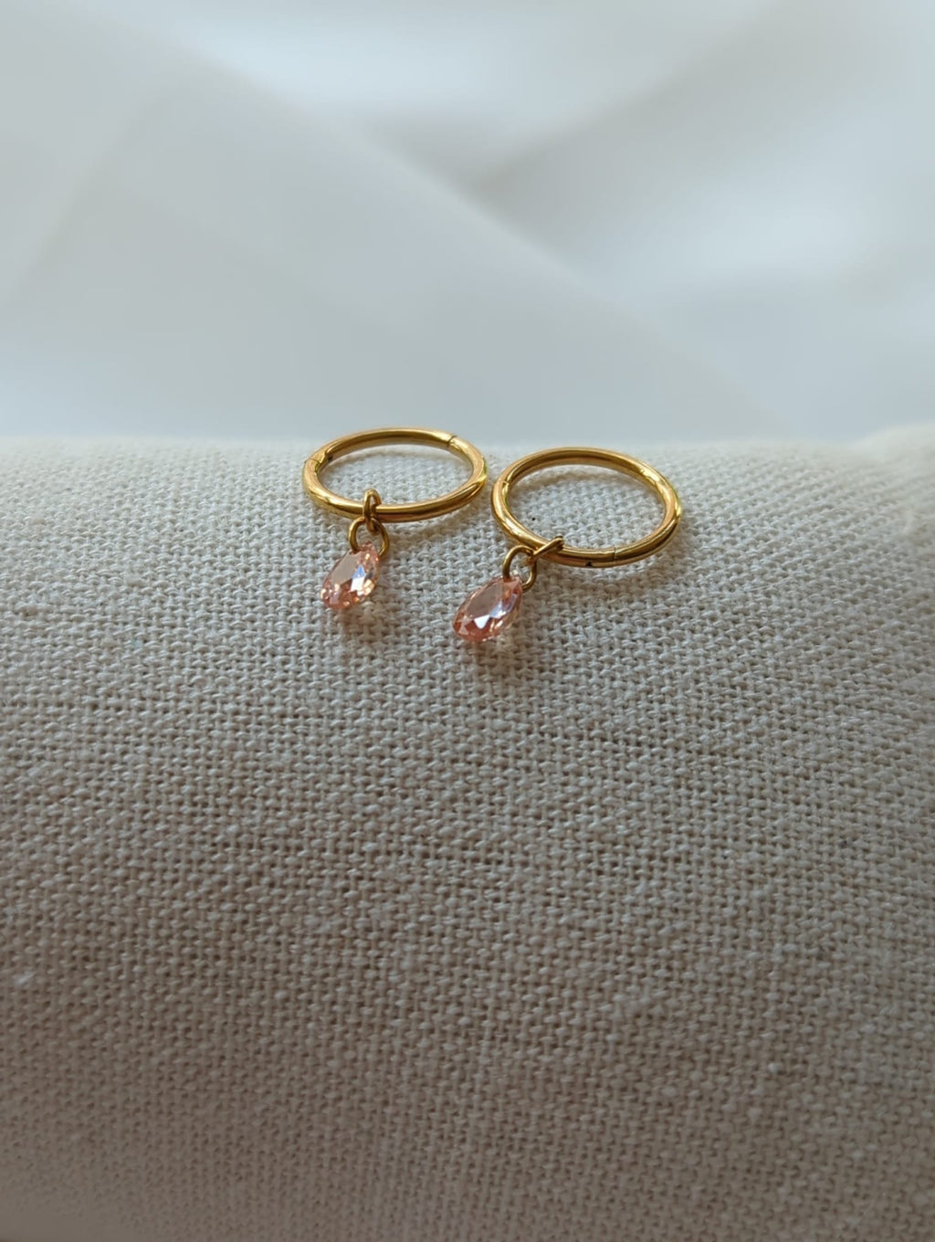 Boucles d'oreilles en titane avec des zircons – 10 mm