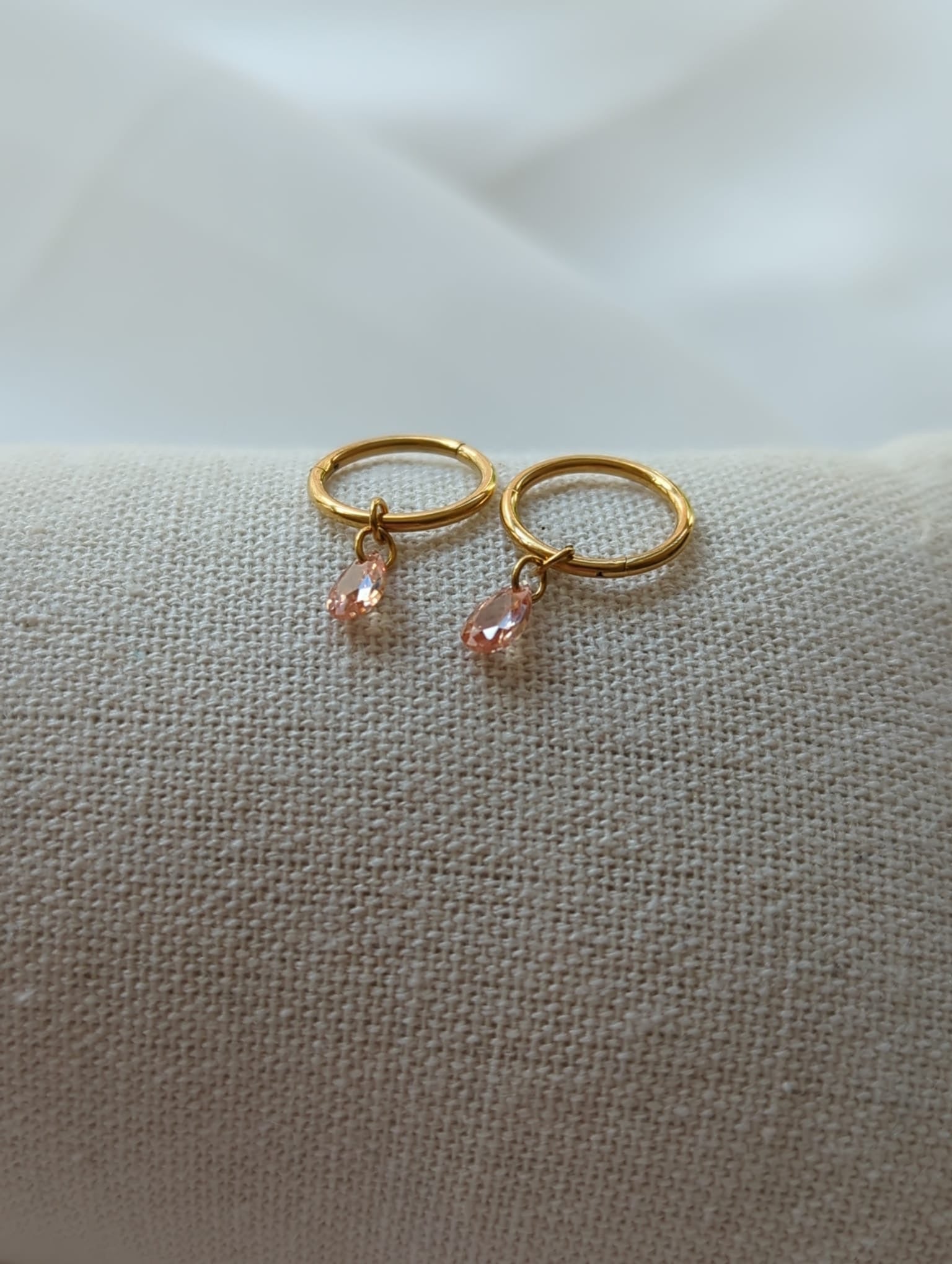 Boucles d'oreilles en titane avec des zircons – 10 mm
