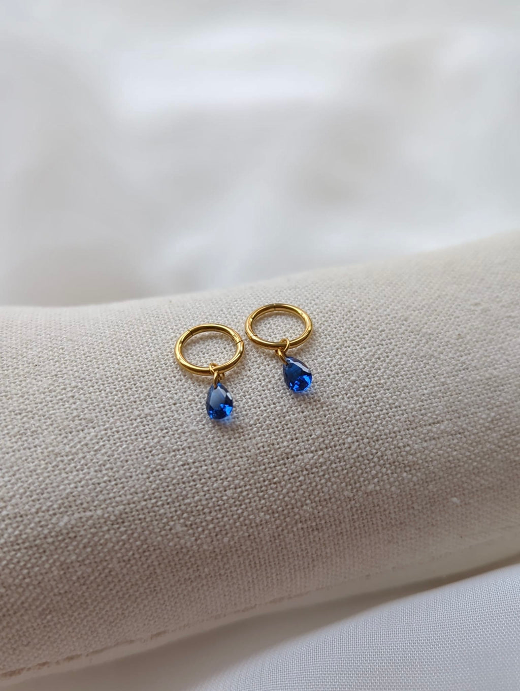 Boucles d'oreilles en titane avec des zircons – 8 mm