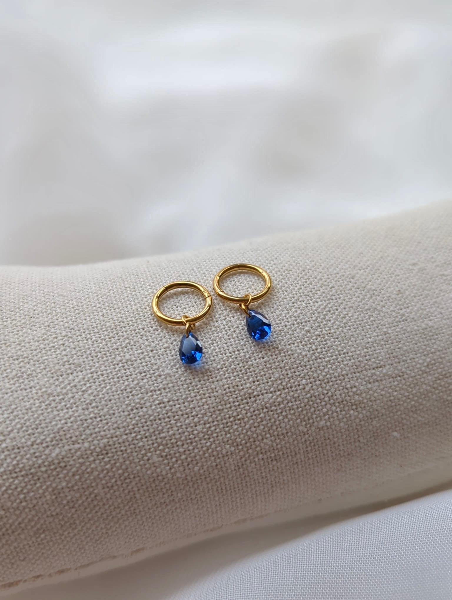 Boucles d'oreilles en titane avec des zircons – 8 mm