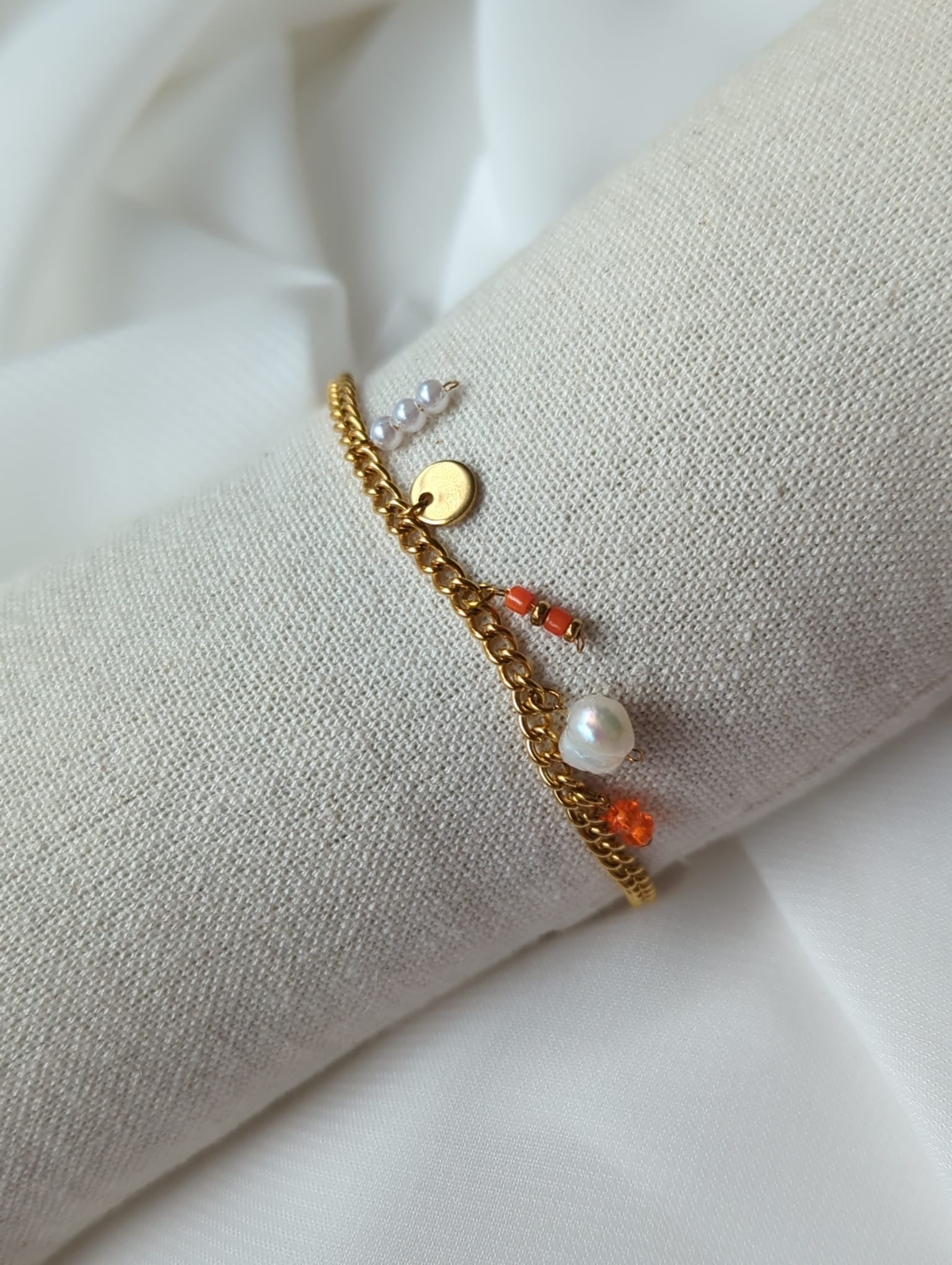 Bracelet doré en acier inoxydable avec breloques orange et perle d'eau douce