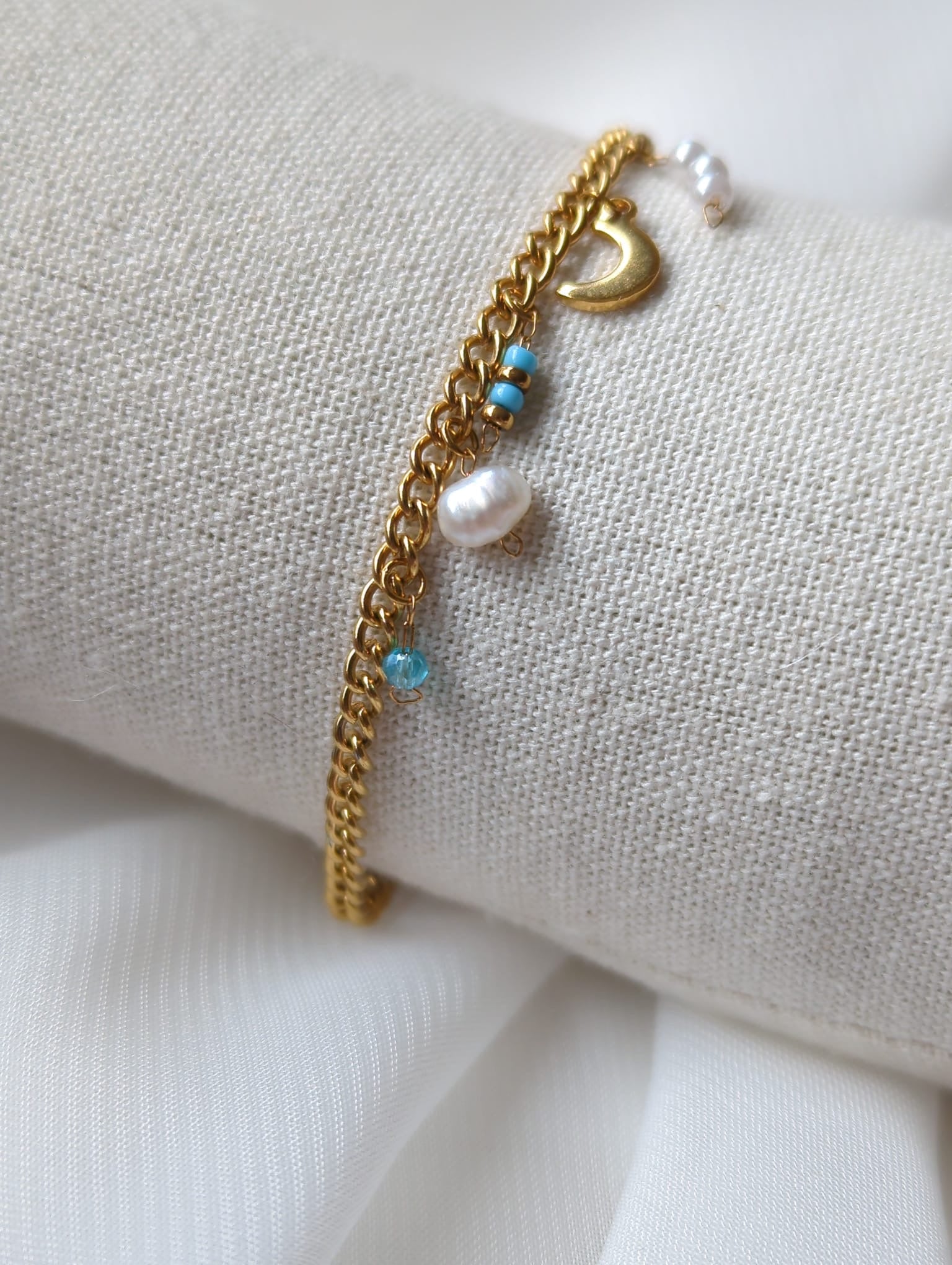 Bracelet doré en acier inoxydable avec breloques bleues clair et perle d’eau douce