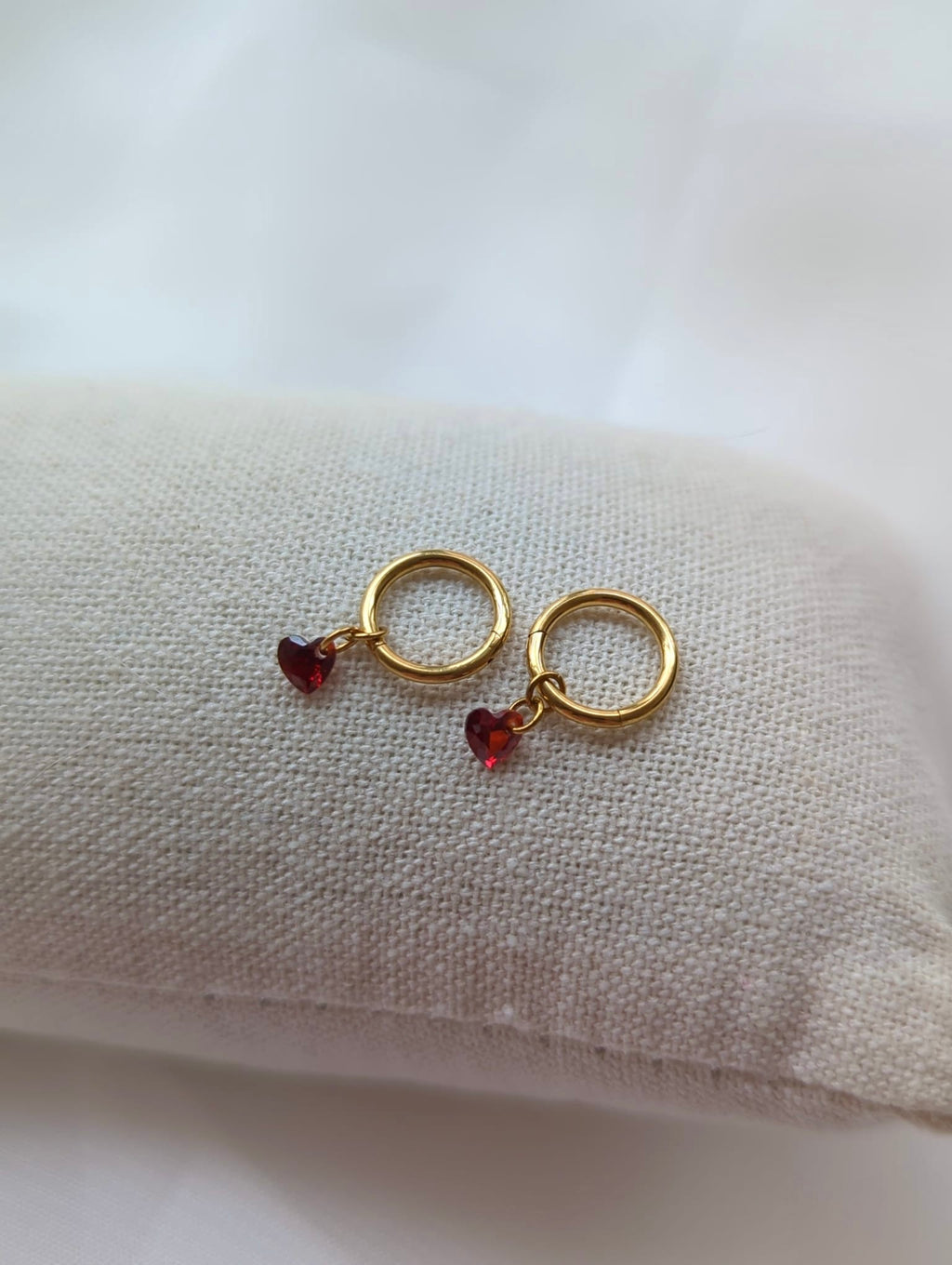 Boucles d'oreilles en titane avec des zircons rouges en forme de cœur – 8 mm