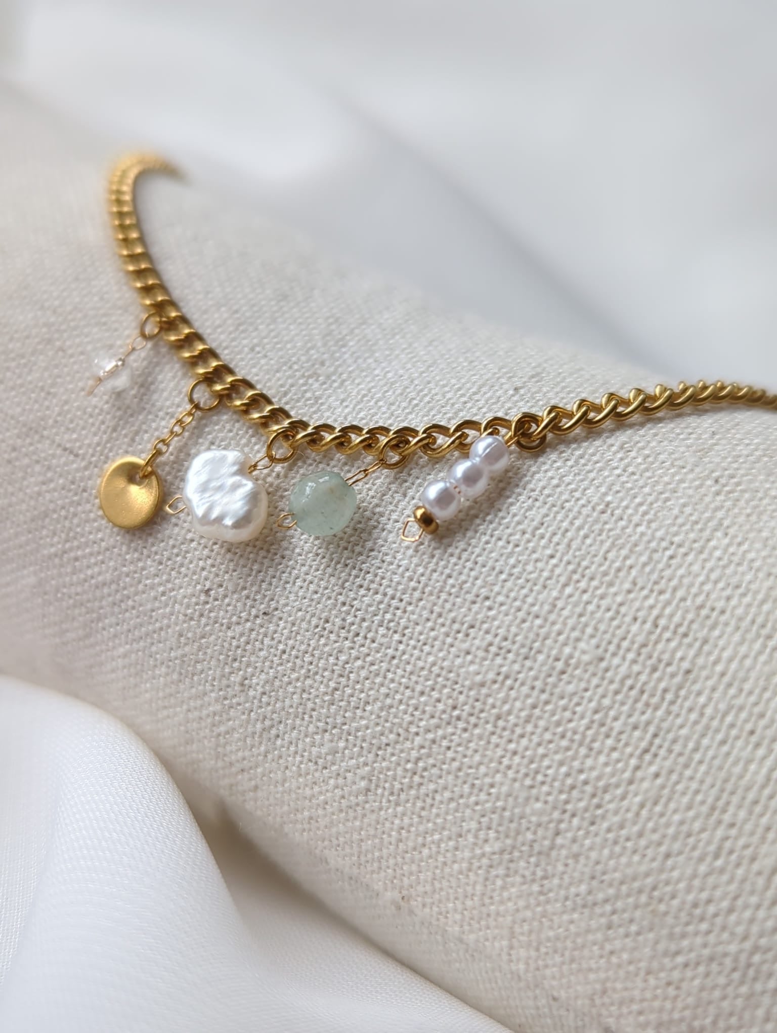 Bracelet doré en acier inoxydable avec breloques et perle d'eau douce