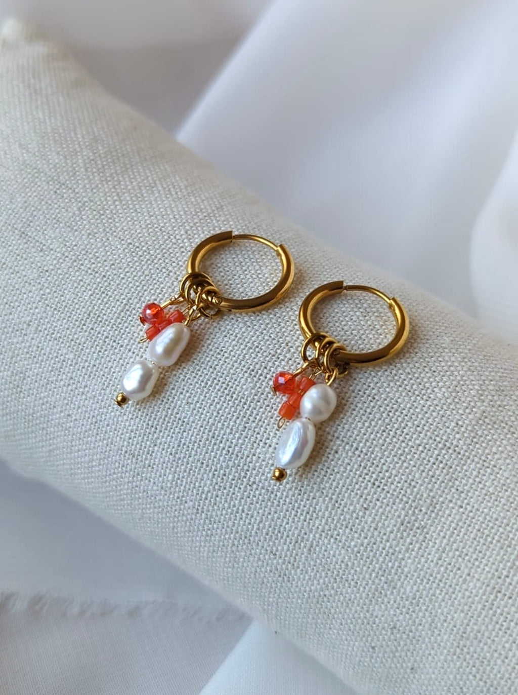 Boucles d'oreilles en acier inoxydable avec des perles d'eau douce et des perles de corail orange