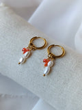 Boucles d'oreilles en acier inoxydable avec des perles d'eau douce et des perles de corail orange