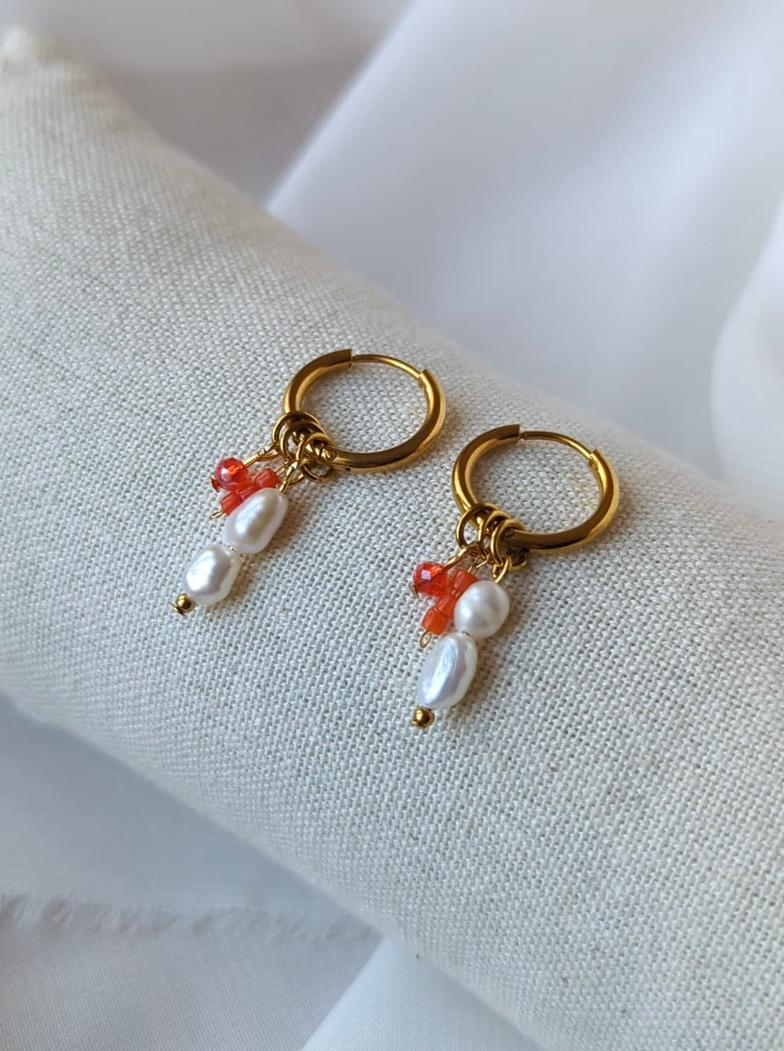Boucles d'oreilles en acier inoxydable avec des perles d'eau douce et des perles de corail orange