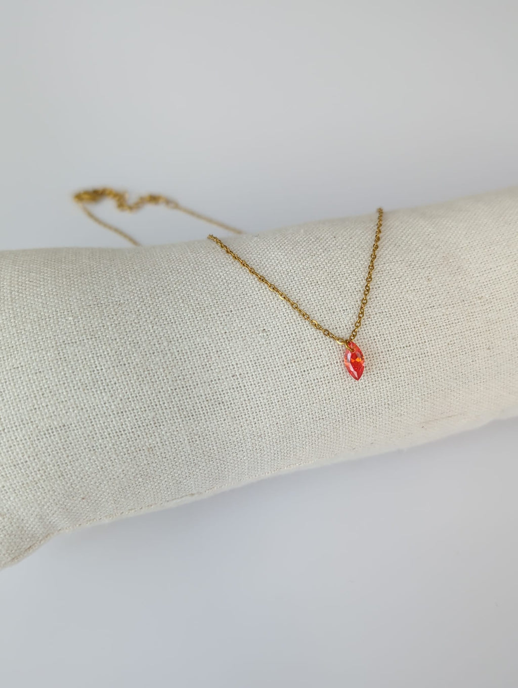 Collier doré en acier inoxydable avec un zircon taille Marquise orange