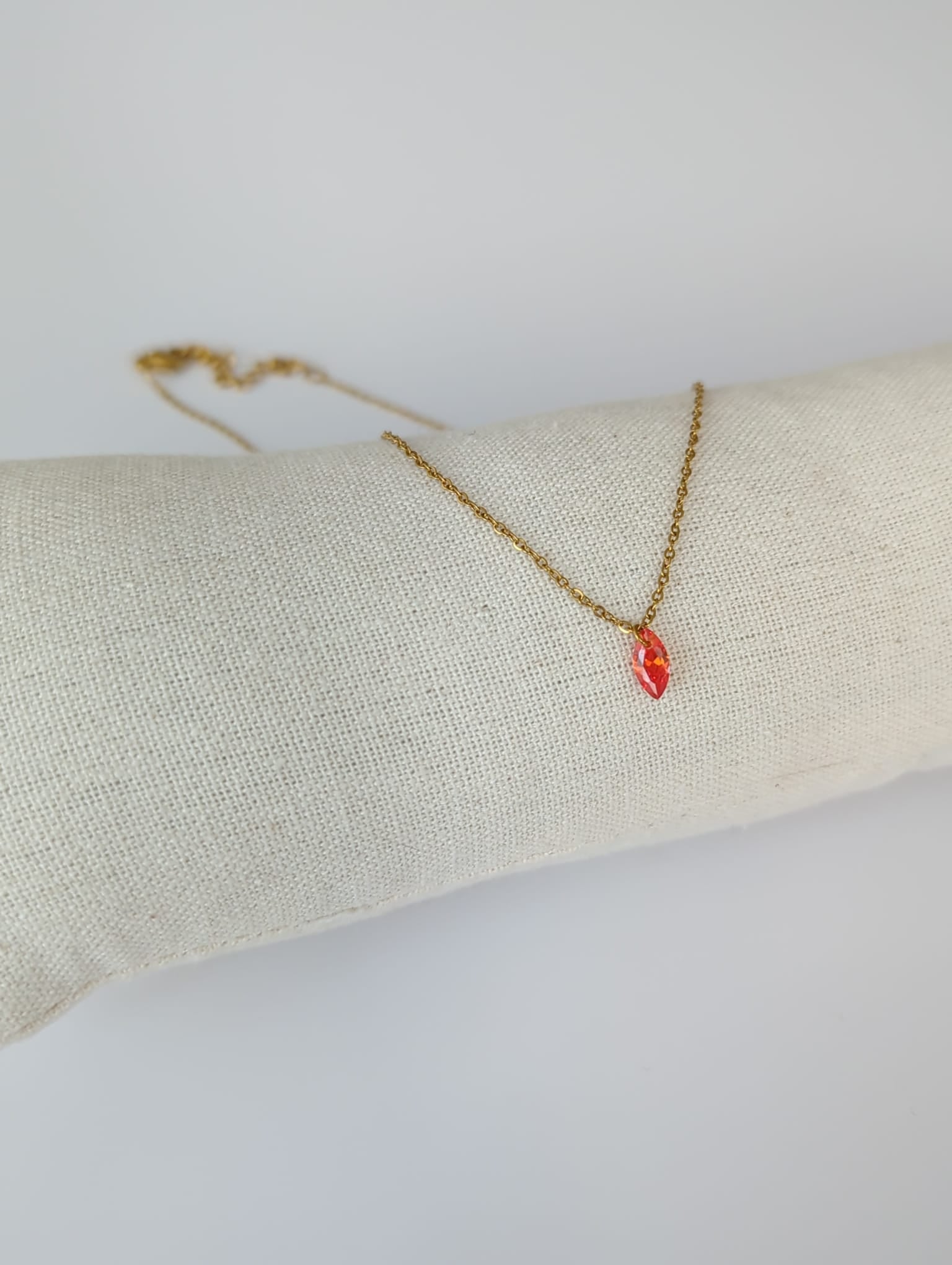 Collier doré en acier inoxydable avec un zircon taille Marquise orange