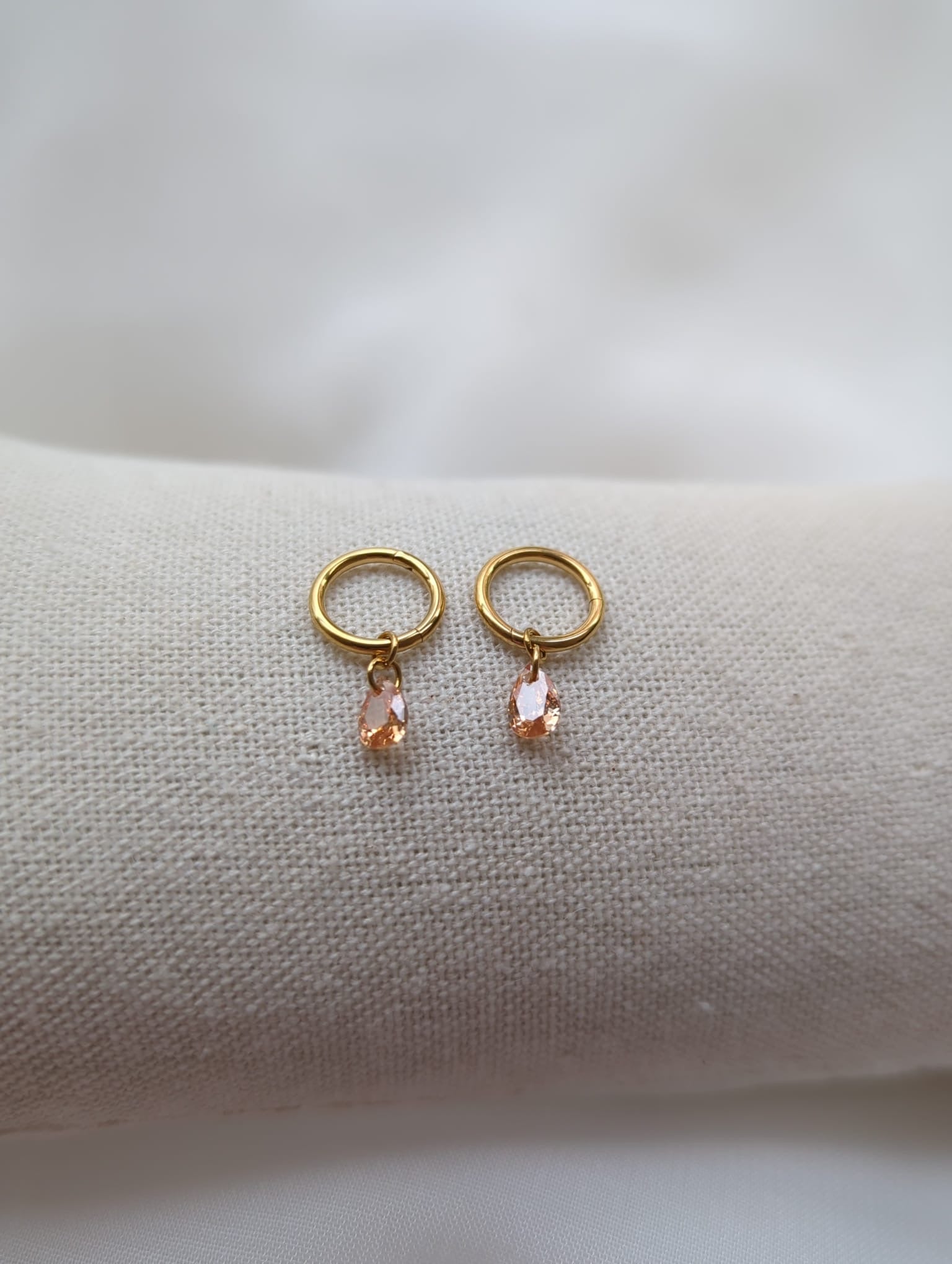 Boucles d'oreilles en titane avec des zircons – 8 mm