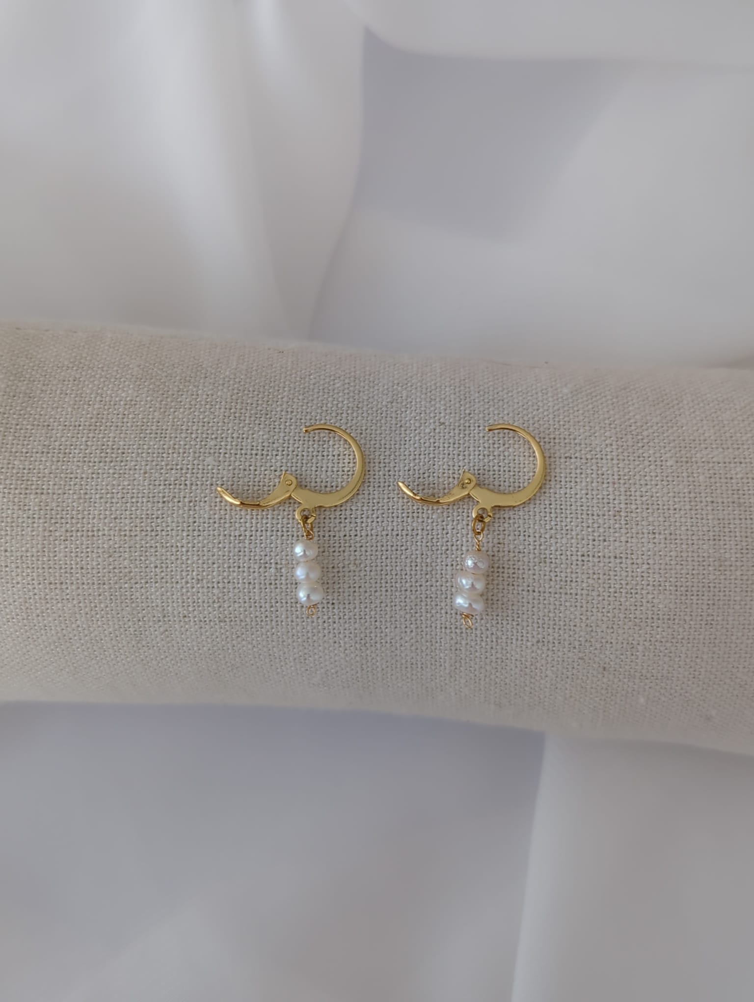 Boucles d'oreilles en acier inoxydable avec des petites perles d'eau douce