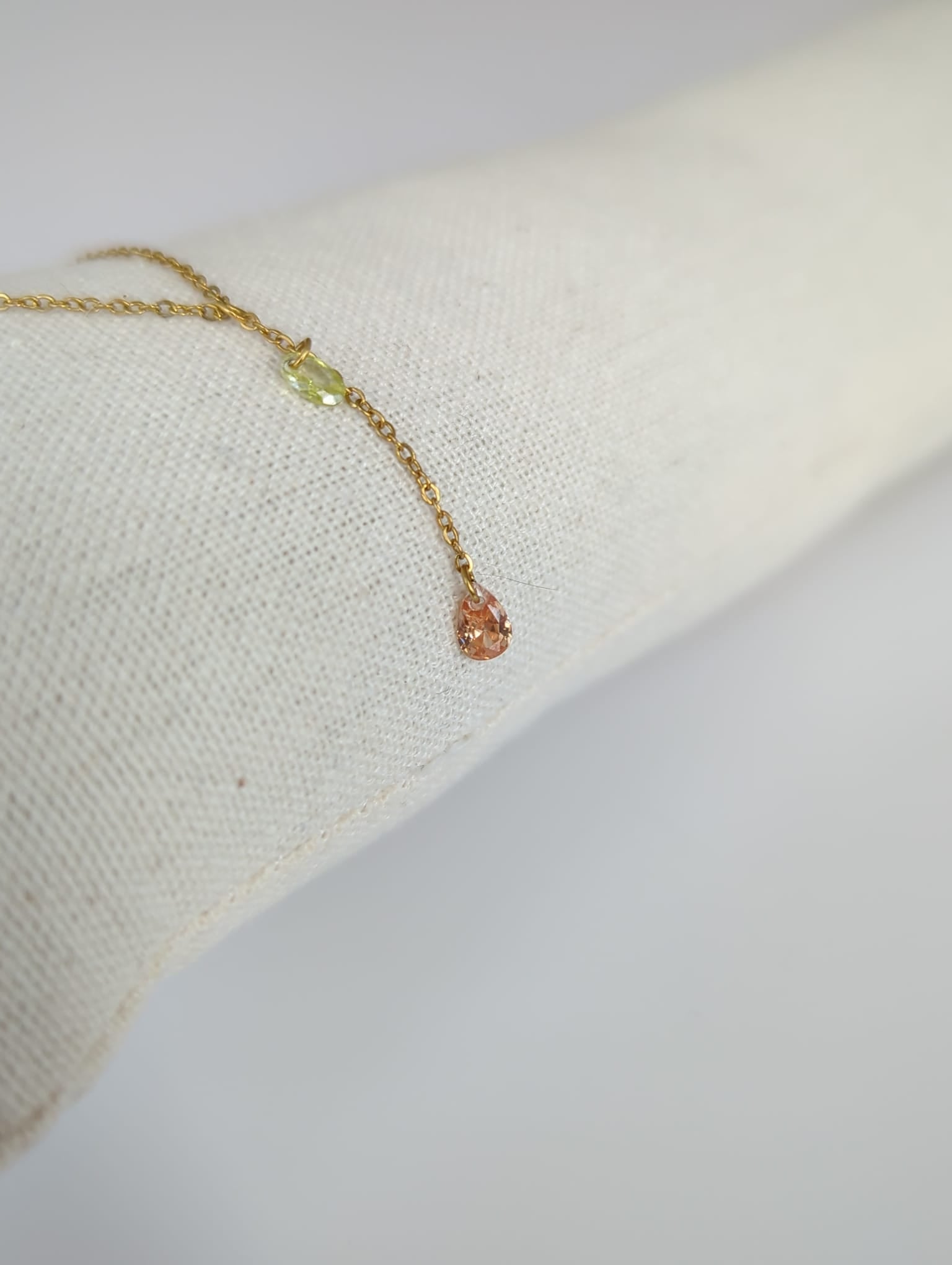 Collier doré en acier inoxydable avec pendentif zircon ovale vert et zircon couleur champagne