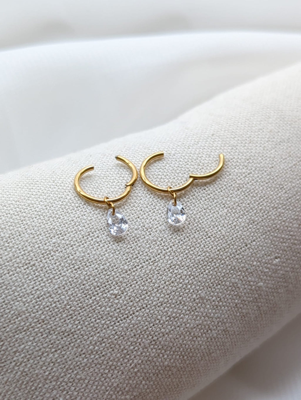 Boucles d'oreilles en titane avec des zircons – 10 mm