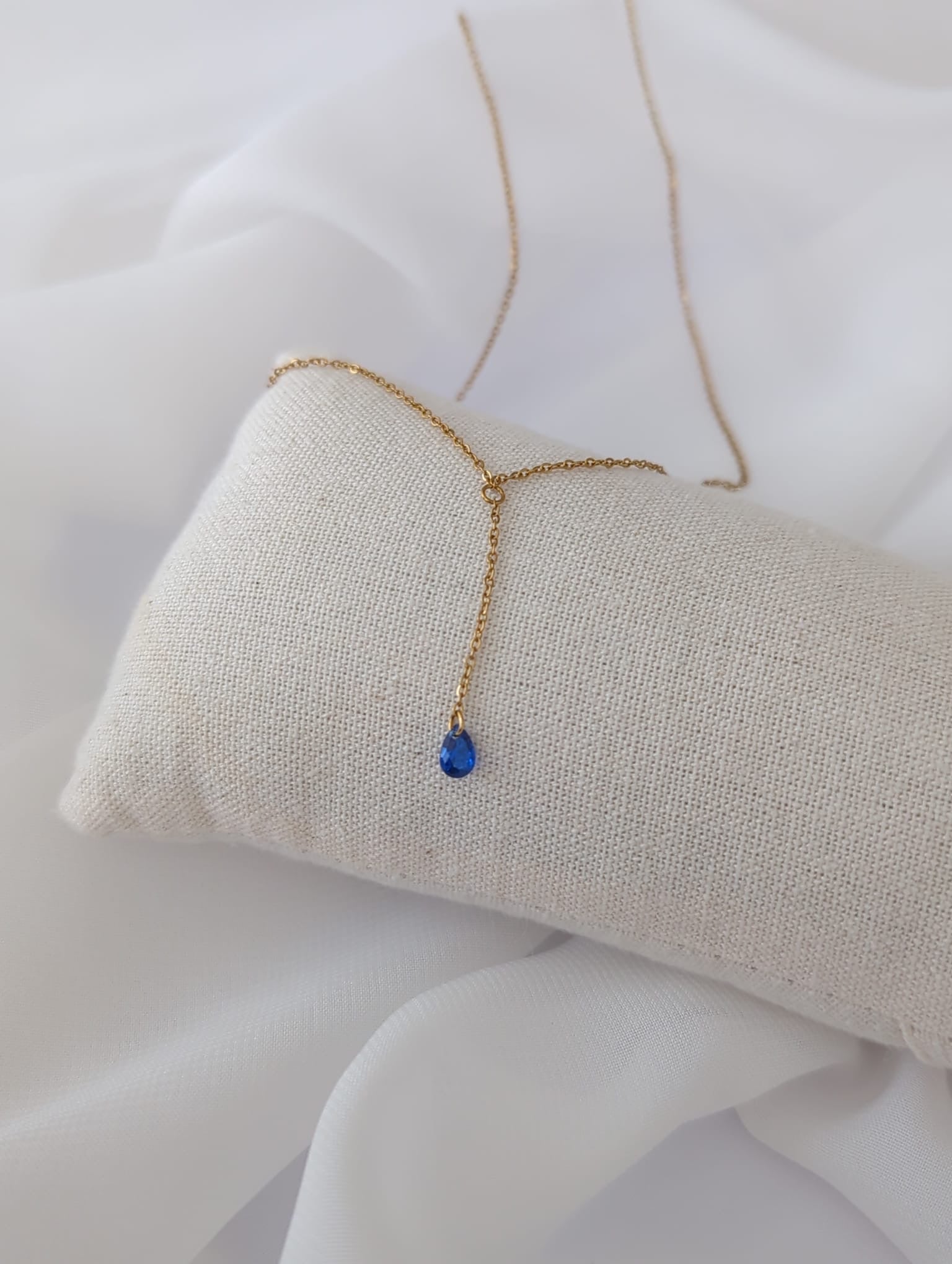 Collier doré en acier inoxydable avec pendentif zircon bleu