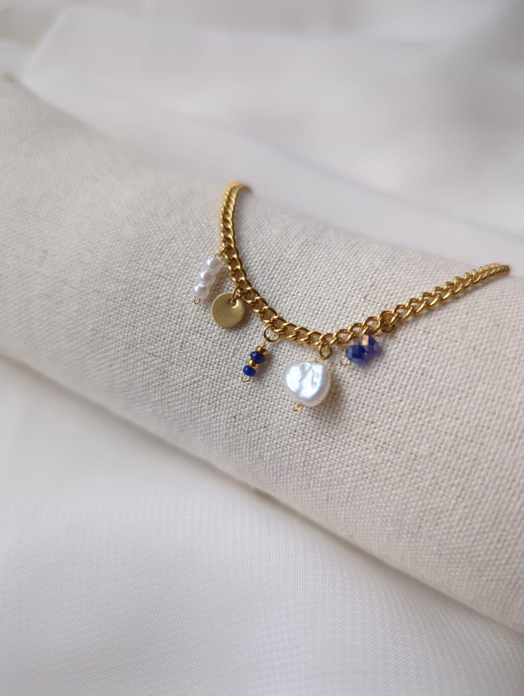 Bracelet doré en acier inoxydable avec breloques bleues et perle d'eau douce